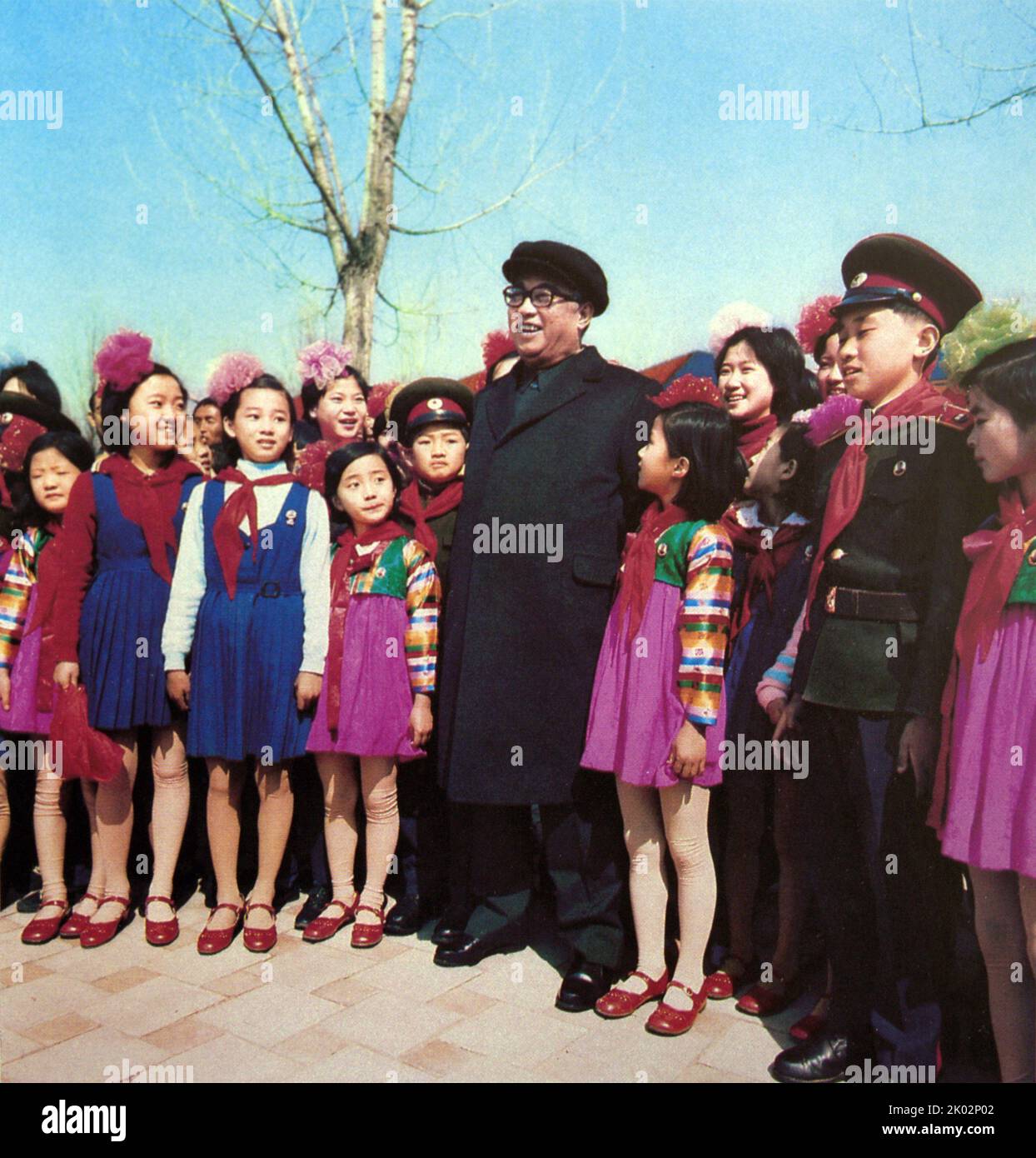 Präsident Kim Il Sung unter den Kindern. Kim Il-sung oder Kim Il Sung (1912 - 1994)Gründer von Nordkorea, das er von der Gründung des Landes im Jahr 1948 bis zu seinem Tod im Jahr 1994 regierte. Von 1948 bis 1972 bekleidete er die Posten des Premierministers und von 1972 bis 1994 den Posten des Präsidenten. Von 1949 bis 1994 war er außerdem Vorsitzender der Arbeiterpartei Koreas (WPK) (von 1949 bis 1966 Vorsitzender und nach 1966 Generalsekretär). Stockfoto
