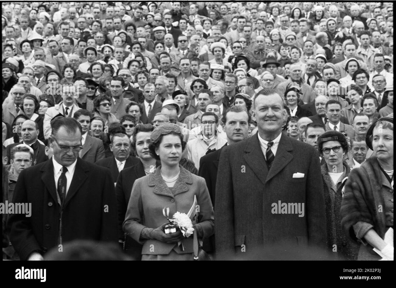 Königin Elizabeth II. Mit dem Gouverneur von Maryland Theodore McKeldin (rechts) und dem Präsidenten der University of Maryland, Wilson Homer, „Bull“ Elkins (links), bei einem Wasserschildkröten-Spiel in Maryland gegen das Fußballspiel North Carolina Tar Heels in College Park, Maryland. Okt. 19 1957. Stockfoto