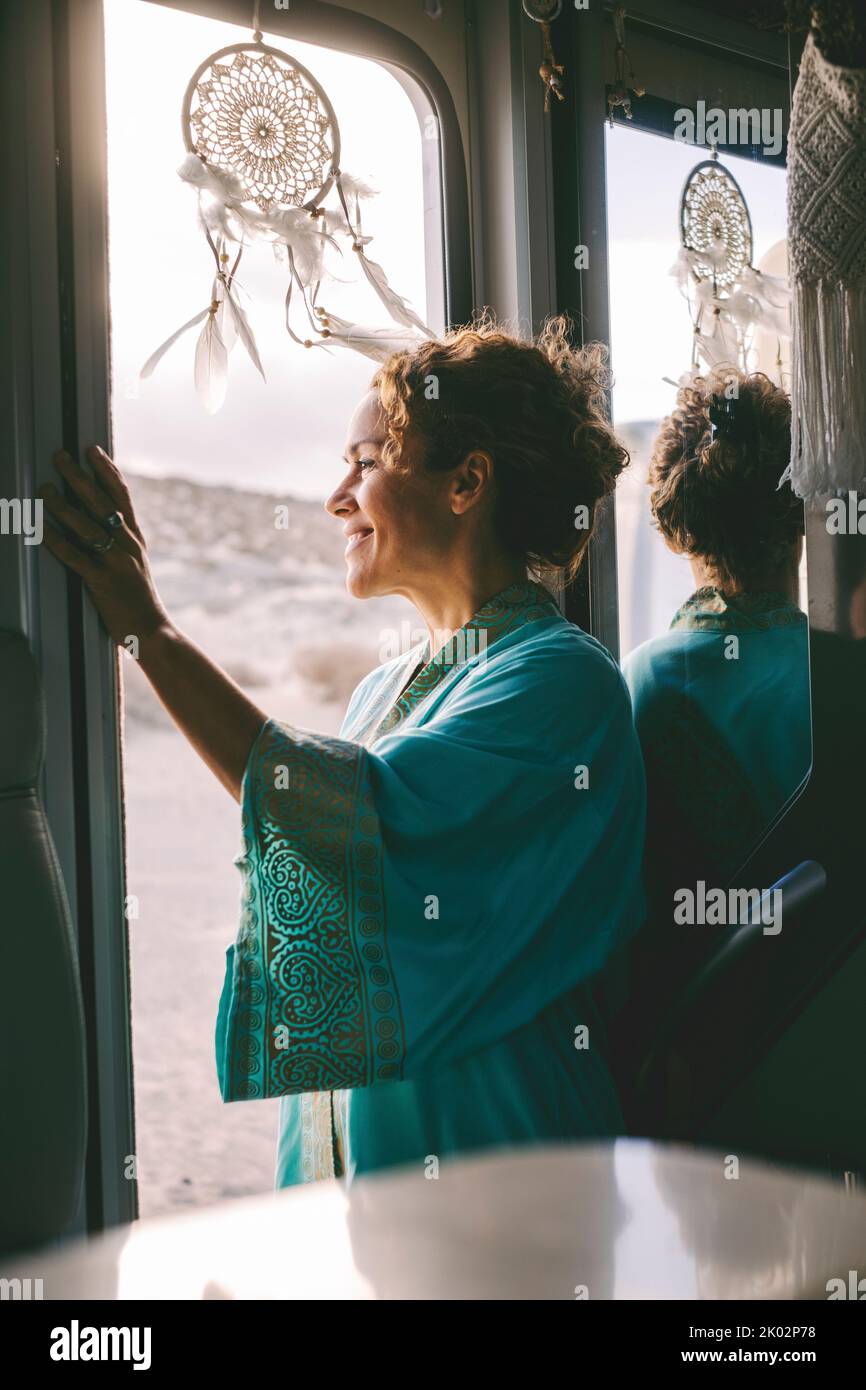 Fröhliche Reisende Frau lächeln und genießen Sie die Aussicht im Freien stehen vor der Tür ihres Van. Reise Urlaub Urlaub Freizeit Aktivität. Trendige Frau Porträt für Urlaub auf der Straße mit rv Fahrzeug Stockfoto