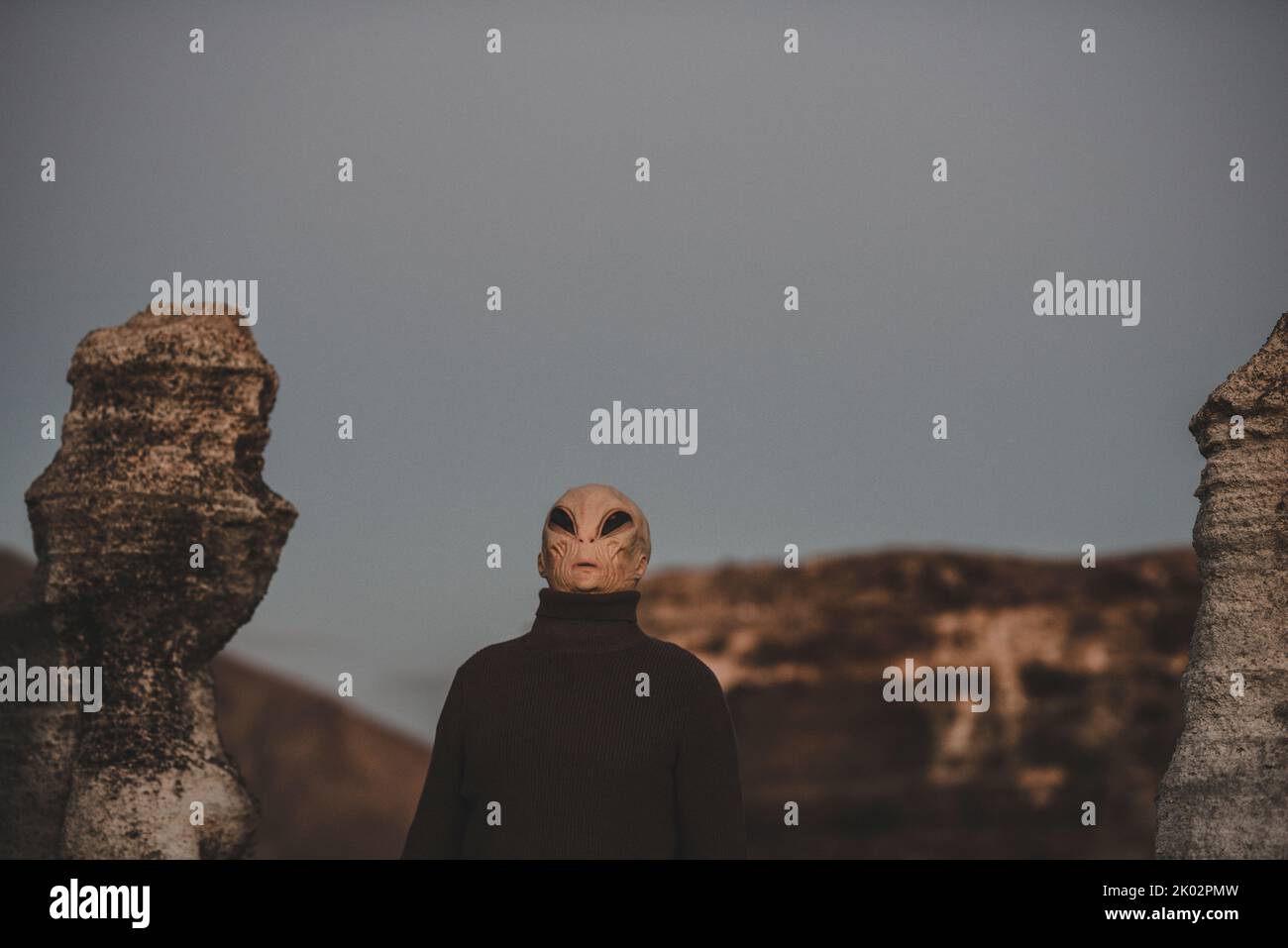 Portrait von Alien Kopf in einem dunklen Outdoor Natur Hintergrund. Konzept der Aliens unter uns. Außerirdisches Leben. Gruseliges Horror-Konzeptbild. Das Leben auf der Erde und einem anderen Planeten entdecken Wissenschaft Stockfoto