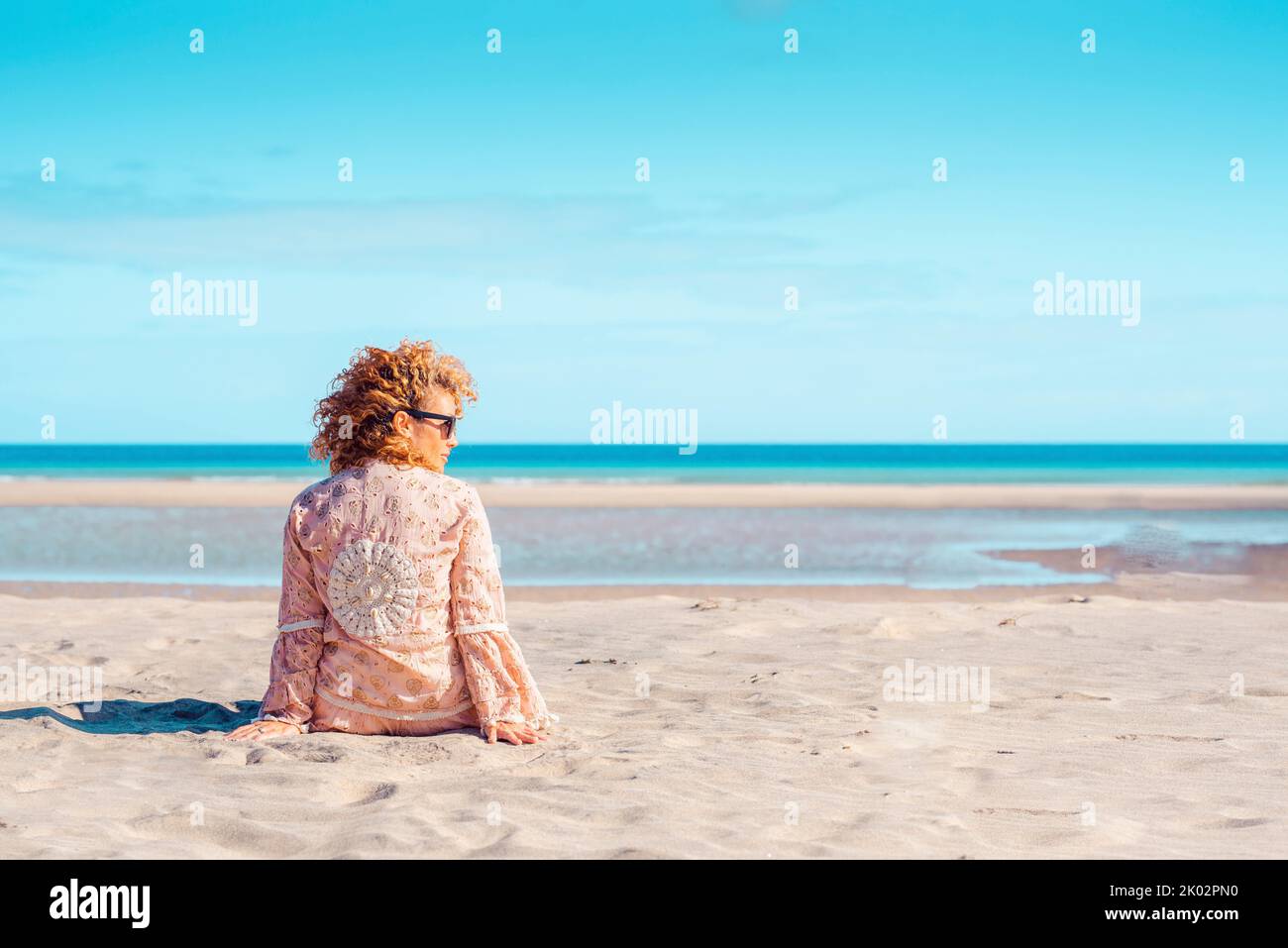 Weibliche Touristen haben Entspannung Freizeitbeschäftigung am Strand sitzen Stockfoto