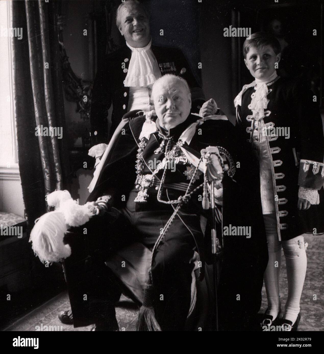 Sir Winston Churchill, sein Sohn Randolph und sein Enkel Winston in Krönungsroben. Juni 1953. Stockfoto