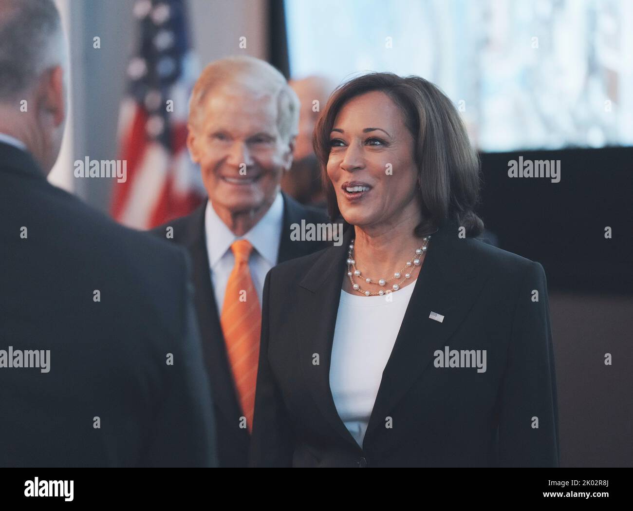 Houston Texas USA, September 9 2022: US-Vizepräsidentin KAMALA HARRIS besucht das Mission Control Center für die Internationale Raumstation ISS im Space Center Houston. Im hinteren Teil befindet sich der NASA-Administrator BILL NELSON. Kredit: Bob Daemmrich/Alamy Live Nachrichten Stockfoto