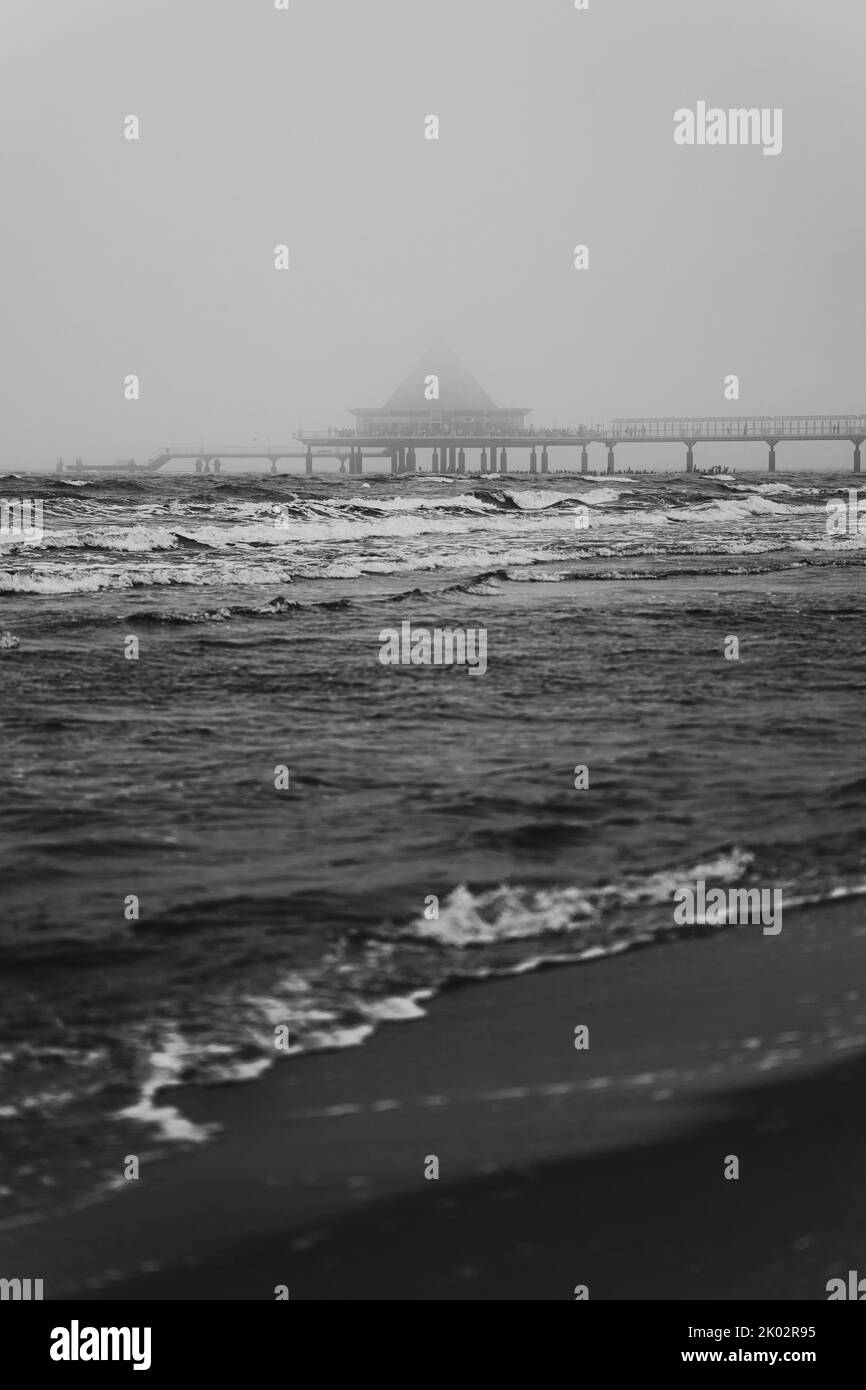 Minimalistisches Schwarz-Weiß-Foto Vom Meer Und Der Berühmten Seebrücke Von Heringsdorf Stockfoto