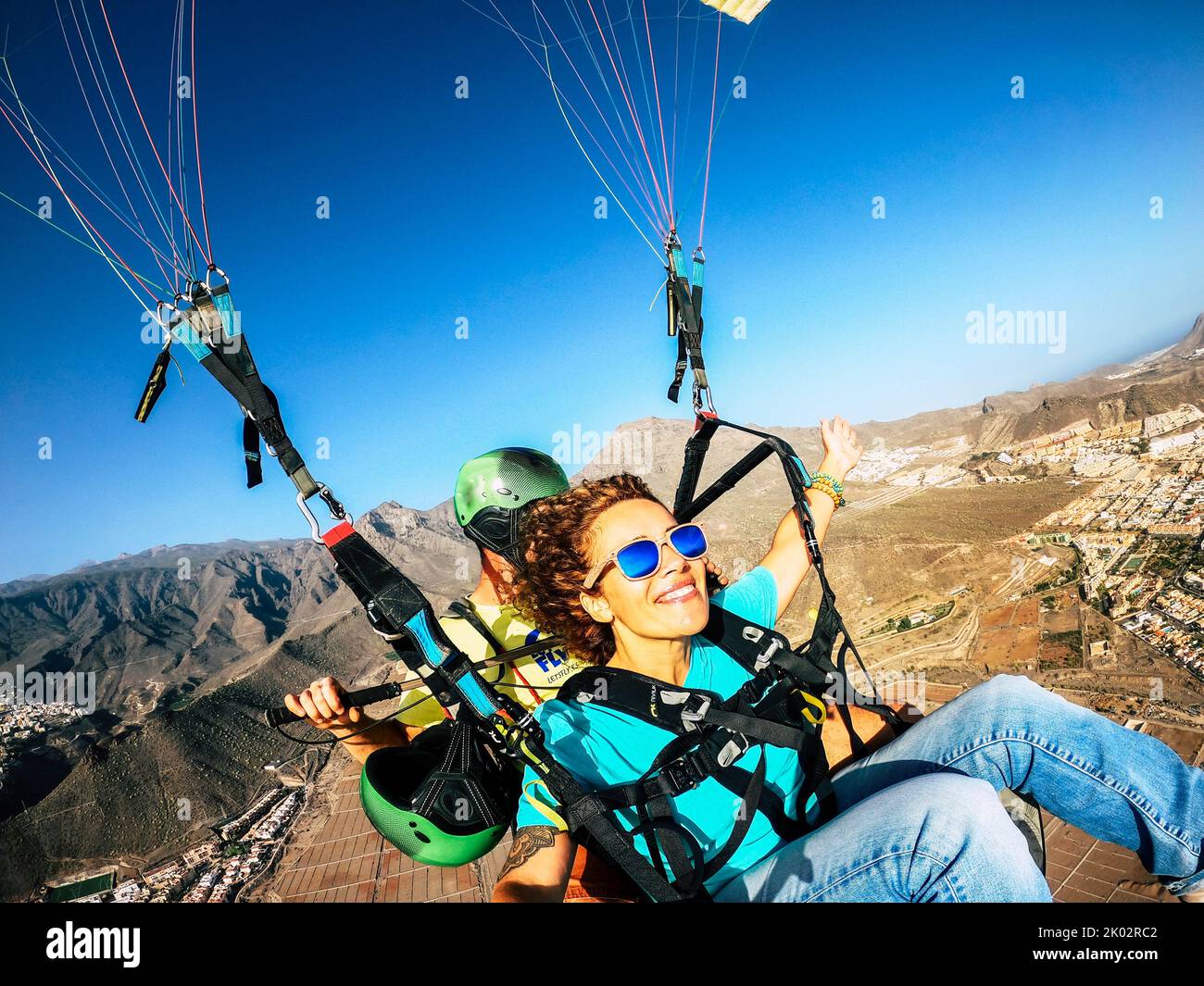 Happy Tourist tun Paragliding Sport Aktivität in der Freizeit aktiven Lebensstil. Fröhliche Erwachsene Frau macht Selfie-Bild fliegen auf einem Paraglyde in Sommerferien. Freiheit fröhliche Menschen Stockfoto