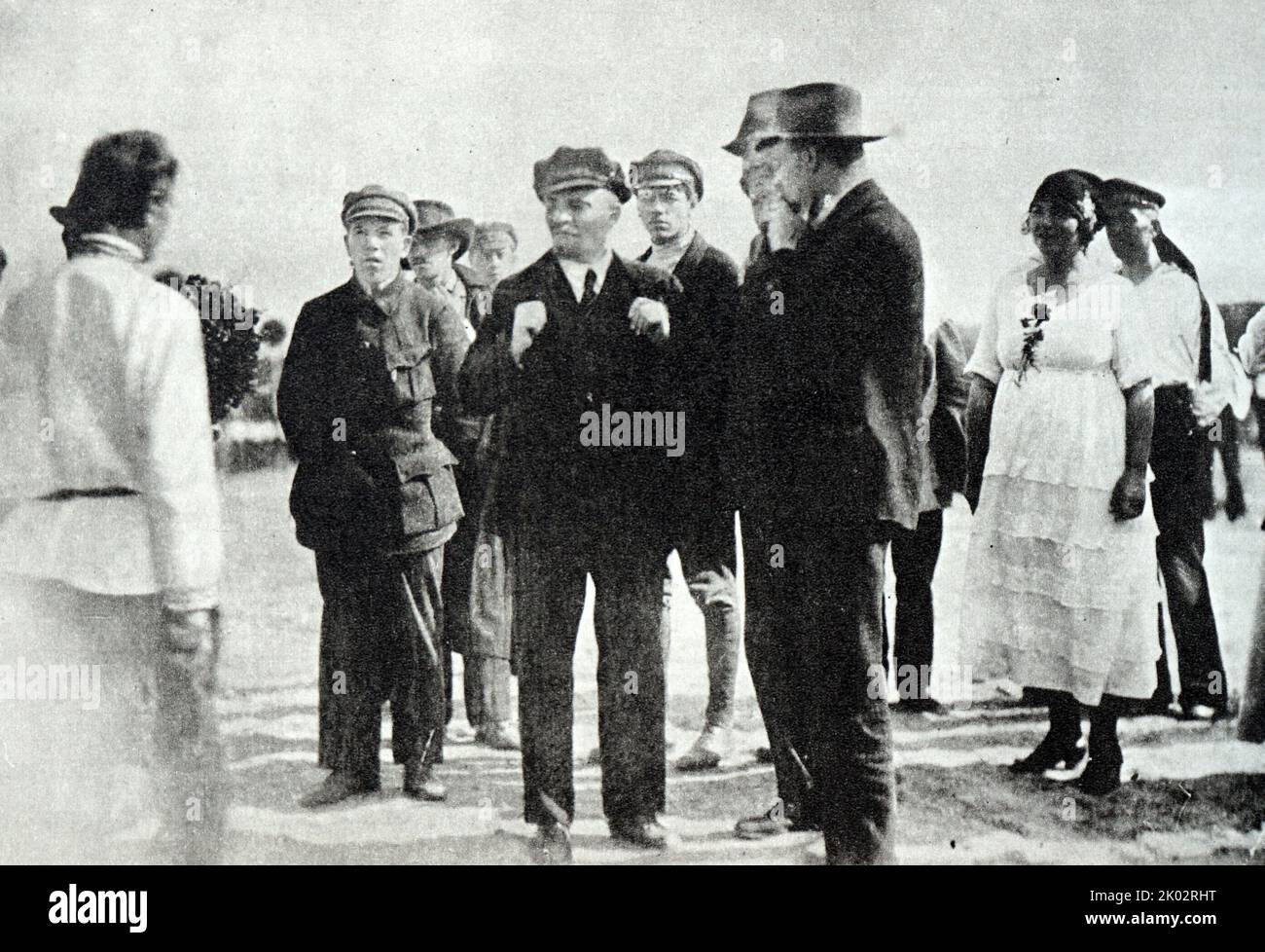 Wladimir Lenin mit Delegierten des zweiten Kongresses der Komintern auf dem Platz der Opfer der Revolution (Feld des Mars). 1920, Juli 19. Petrograd. Fotograf - P. S. Schukov Stockfoto