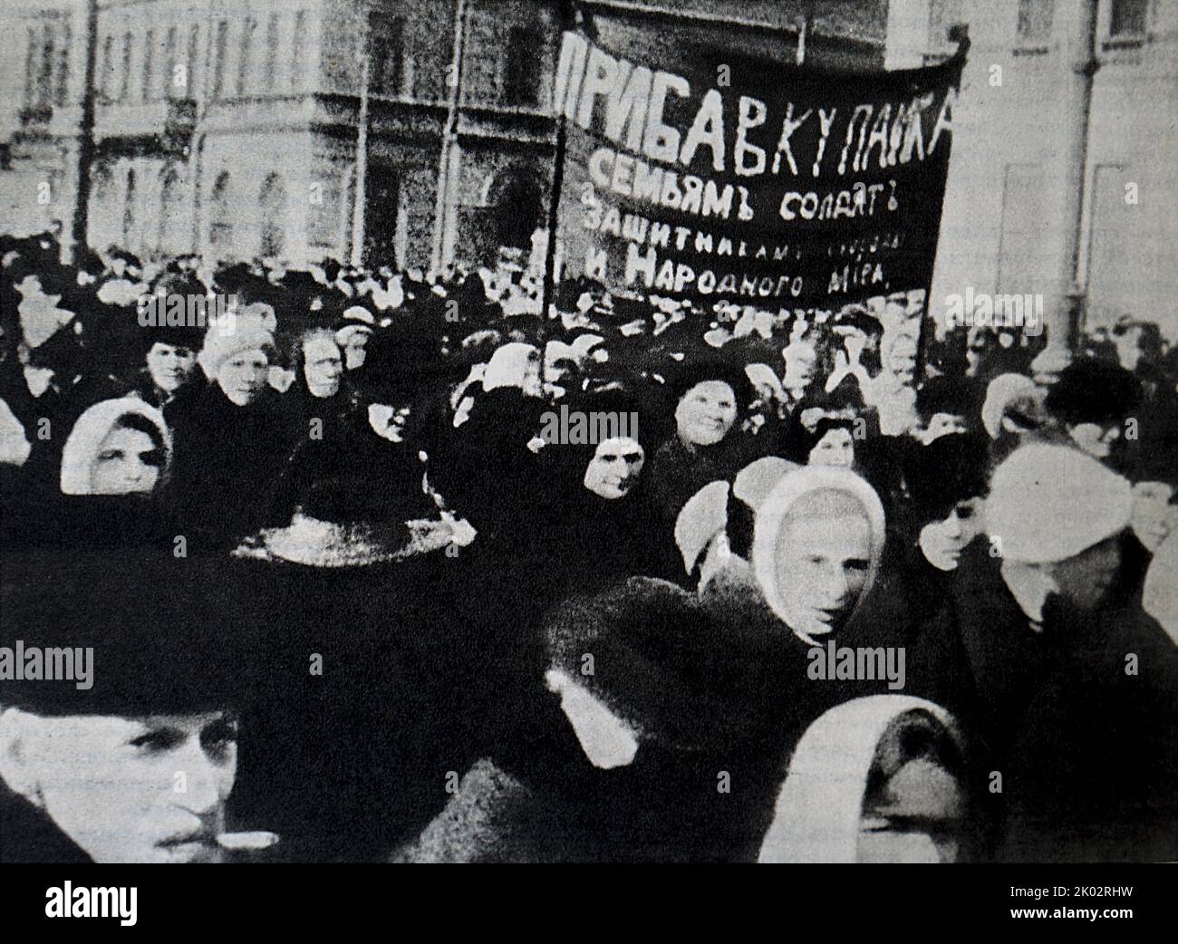 Demonstration der Petrograder Arbeiter zum Frauentag am 23. Februar (8. März 1917), der zum ersten Tag der Februarrevolution wurde. Stockfoto