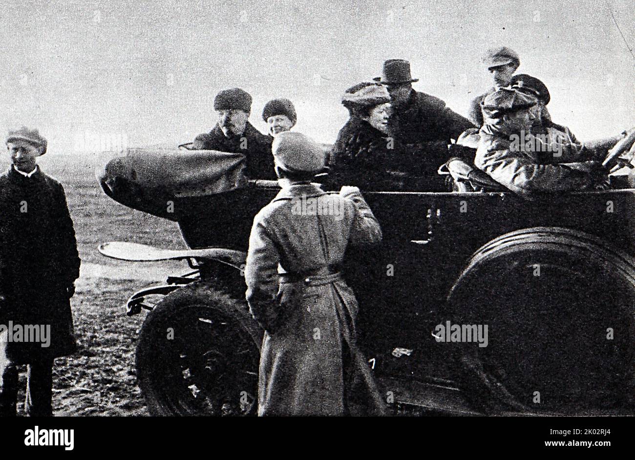 Lenin W. I. , Krupskaja N. K. und Uljanowa M. I. im Auto nach dem Ende der Parade der Einheiten der Roten Armee auf dem Chodynskoje-Feld. 1918, Mai 1. Moskau. Fotograf - P. K. Novitsky Stockfoto