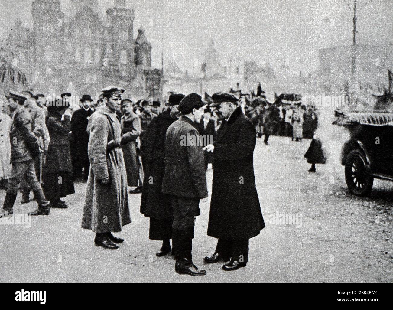 Wladimir Lenin auf dem Roten Platz während einer Demonstration am 1. Mai. Gespräche mit dem Sekretär der Moskauer Kommission (Bolschewiki) Sagorski W. M. 1919, Mai 1. Moskau. Original. Fotograf - Savelyev A. I. Stockfoto