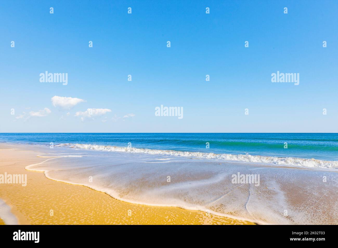 Wasser und Wellen am goldenen Strand Bulgariens in der Nähe von Varna Stockfoto