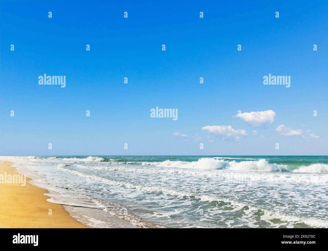 Wasser und Wellen am Strand des blauen Ozeans Stockfoto