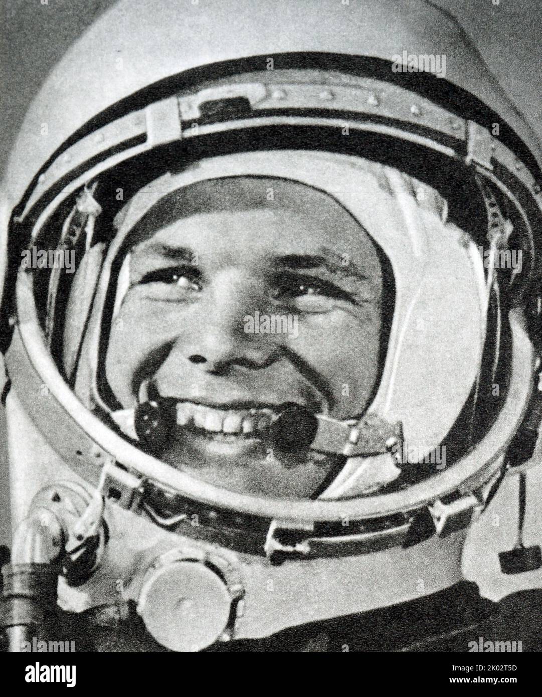Juri Gagarin war Pilot und Kosmonaut der sowjetischen Luftstreitkräfte, der als erster Mensch in den Weltraum kam und einen wichtigen Meilenstein im Weltraumrennen erreichte; seine Kapsel, Wostok 1, vollendete am 12. April 1961 eine Umlaufbahn der Erde. Gagarin wurde zu einer internationalen Berühmtheit und erhielt viele Medaillen und Titel, darunter der Held der Sowjetunion, die höchste Ehre seiner Nation. Stockfoto