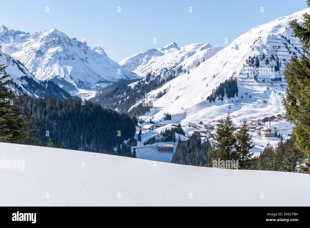 Warth am Arlberg mit dem Warther Horn Stockfoto