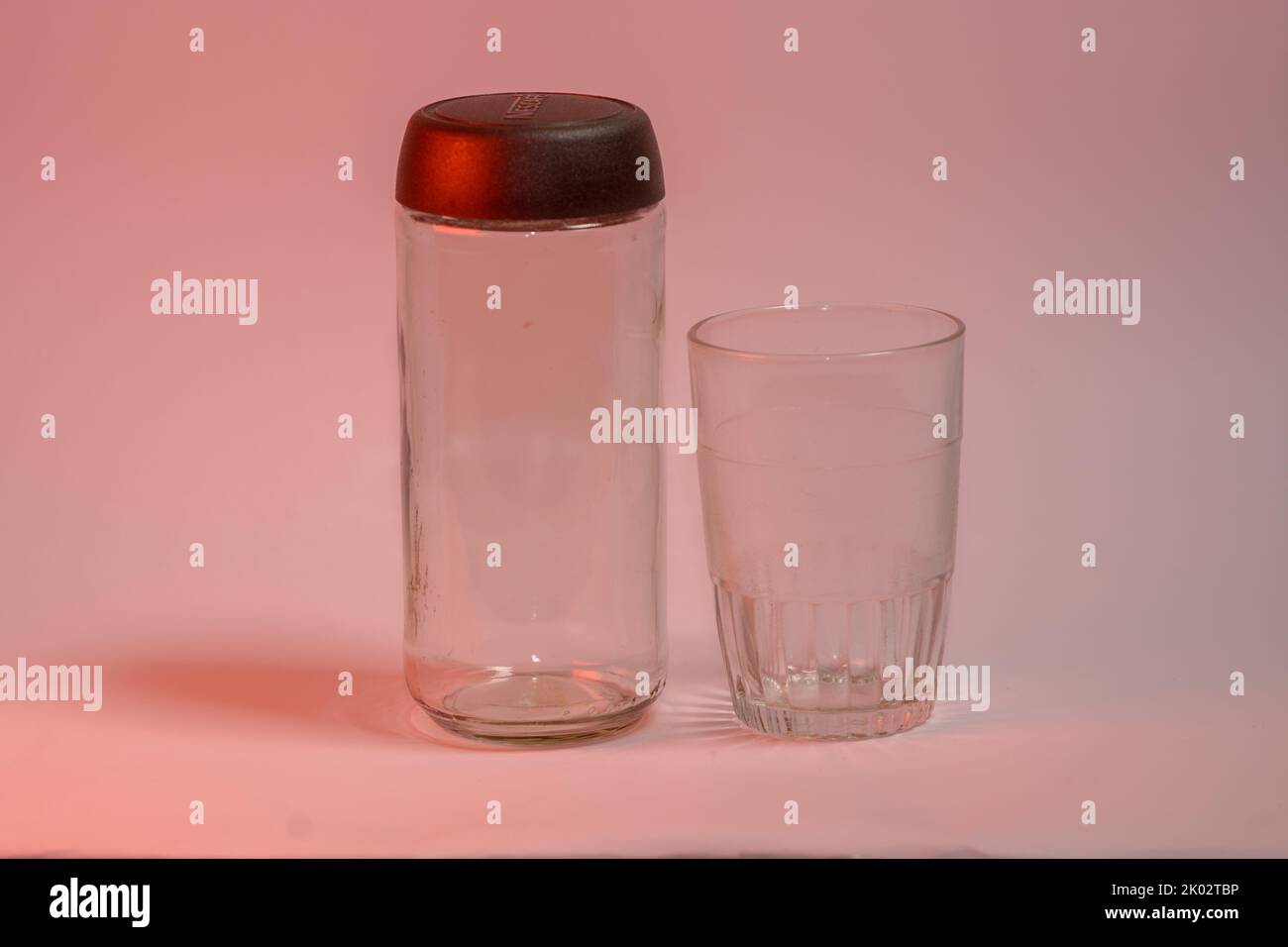 Eine Nahaufnahme eines klaren Glases mit neben einem klaren Glas Stockfoto