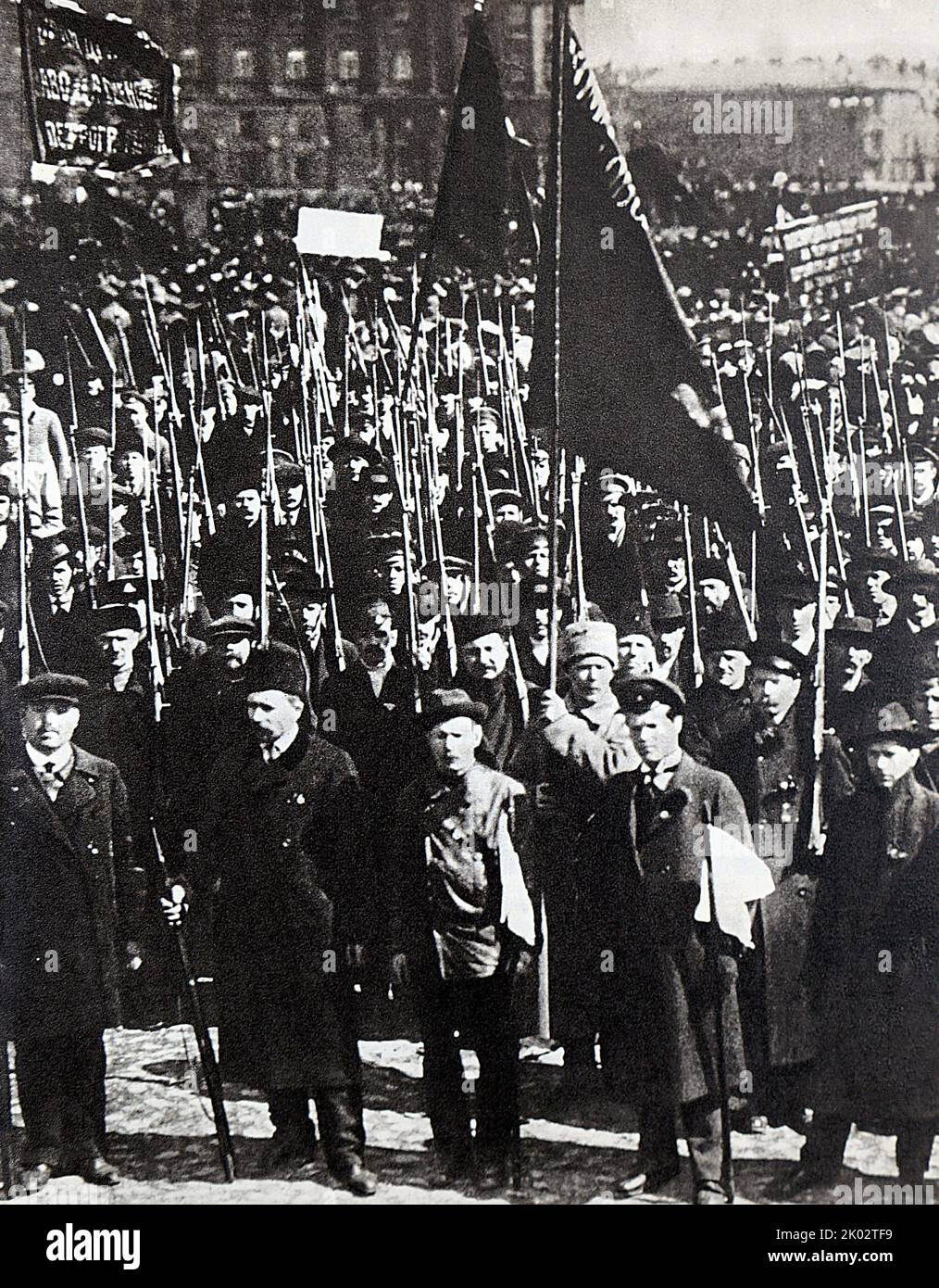 Die Rote Garde von Petrograd bei der Demonstration am 1. Mai 1917. Foto von V. Bulla. Stockfoto