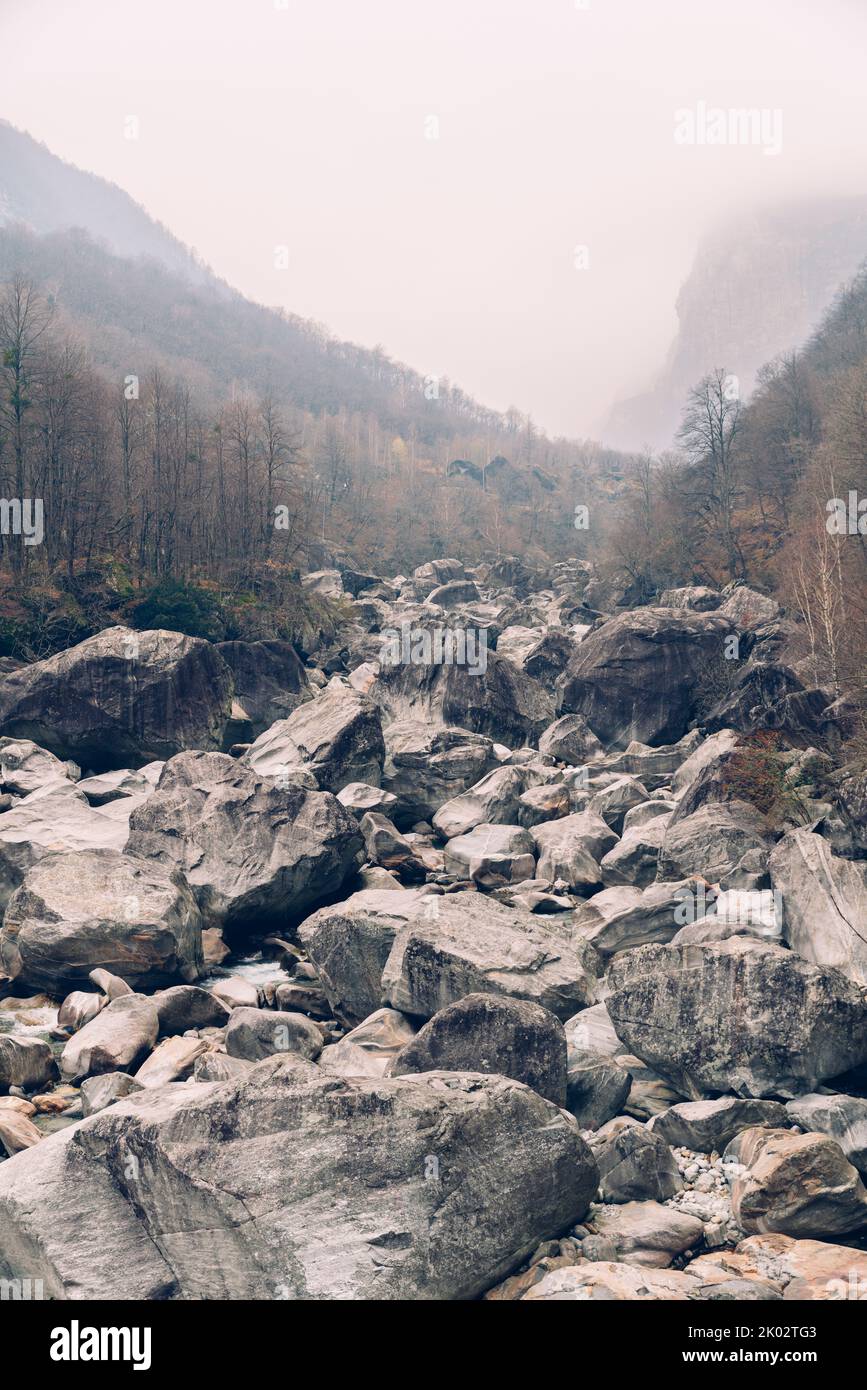 Felsen im Verzasca-Tal, Tessin, Schweiz Stockfoto