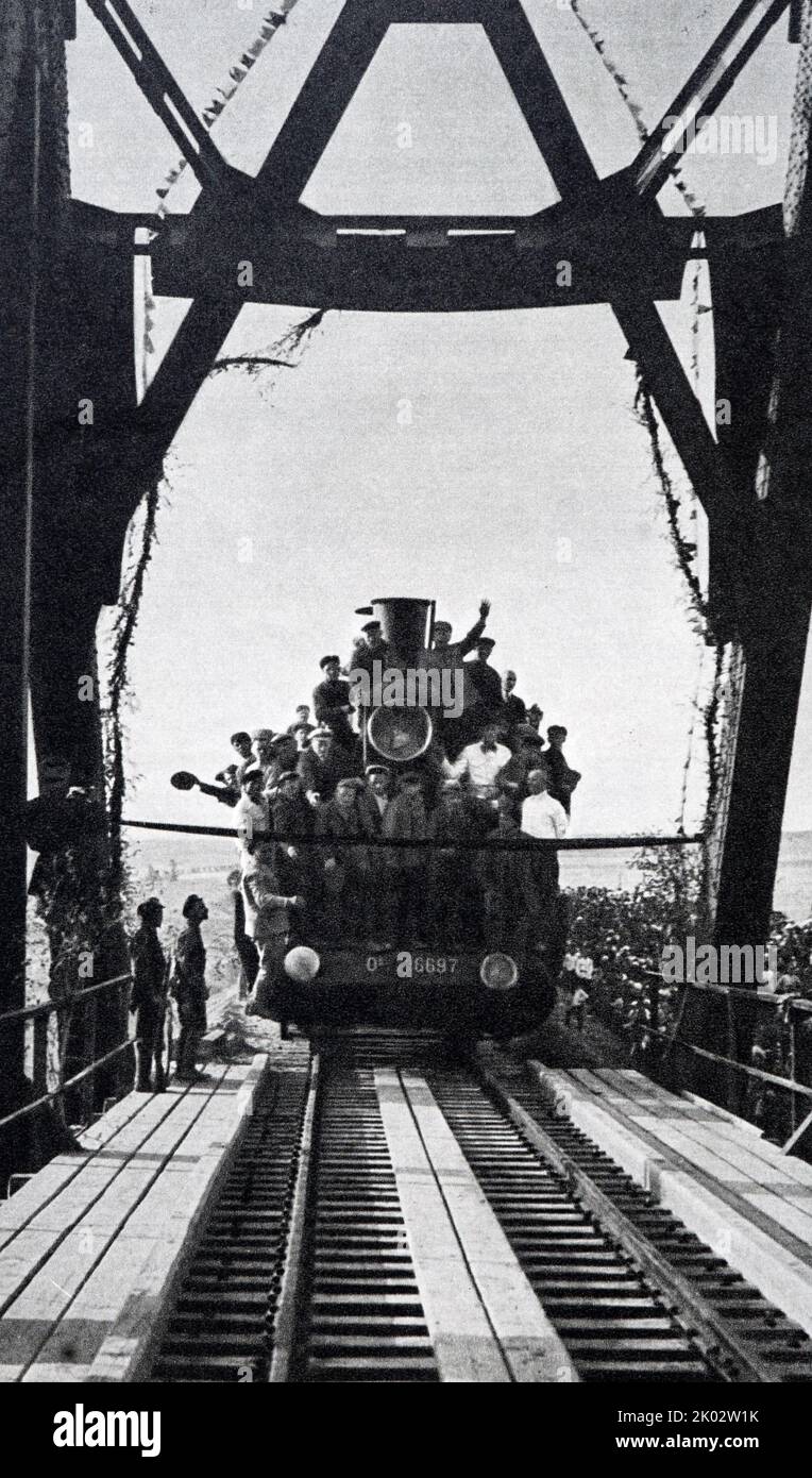Propagandafoto, das sowjetische Eisenbahner während des ersten Fünfjahresplans zeigt. Aus dem gesamten Sowjetland wurde ein riesiges Bauprojekt. Das sowjetische Volk mit beispiellosem Aufschwung schuf eine mächtige sozialistische Industrie und mechanisierte Landwirtschaft. Stockfoto