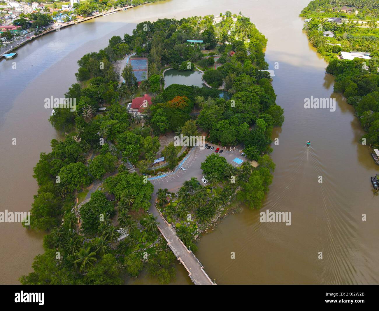 Eine Luftaufnahme der Insel Ko Lamphu, TAPI-Fluss in Surat Thani, Thailand mit einem Stadtbild im Hintergrund Stockfoto