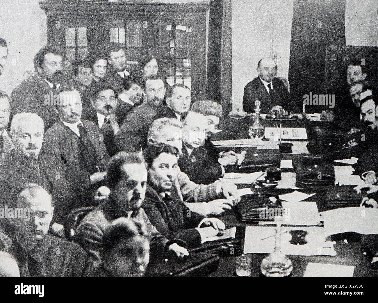 Wladimir Lenin bei einer Sitzung des Rates der Volkskommissare im Kreml. Stockfoto