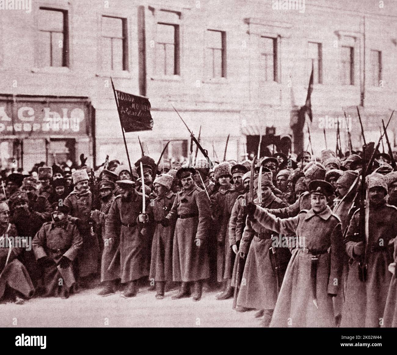 Eine Gruppe revolutionärer Soldaten der Petrograder Militärgarnison, die auf die Seite des aufständischen Volkes ging. Petrograd, Februar 1917. Foto von K. Bulla. Stockfoto