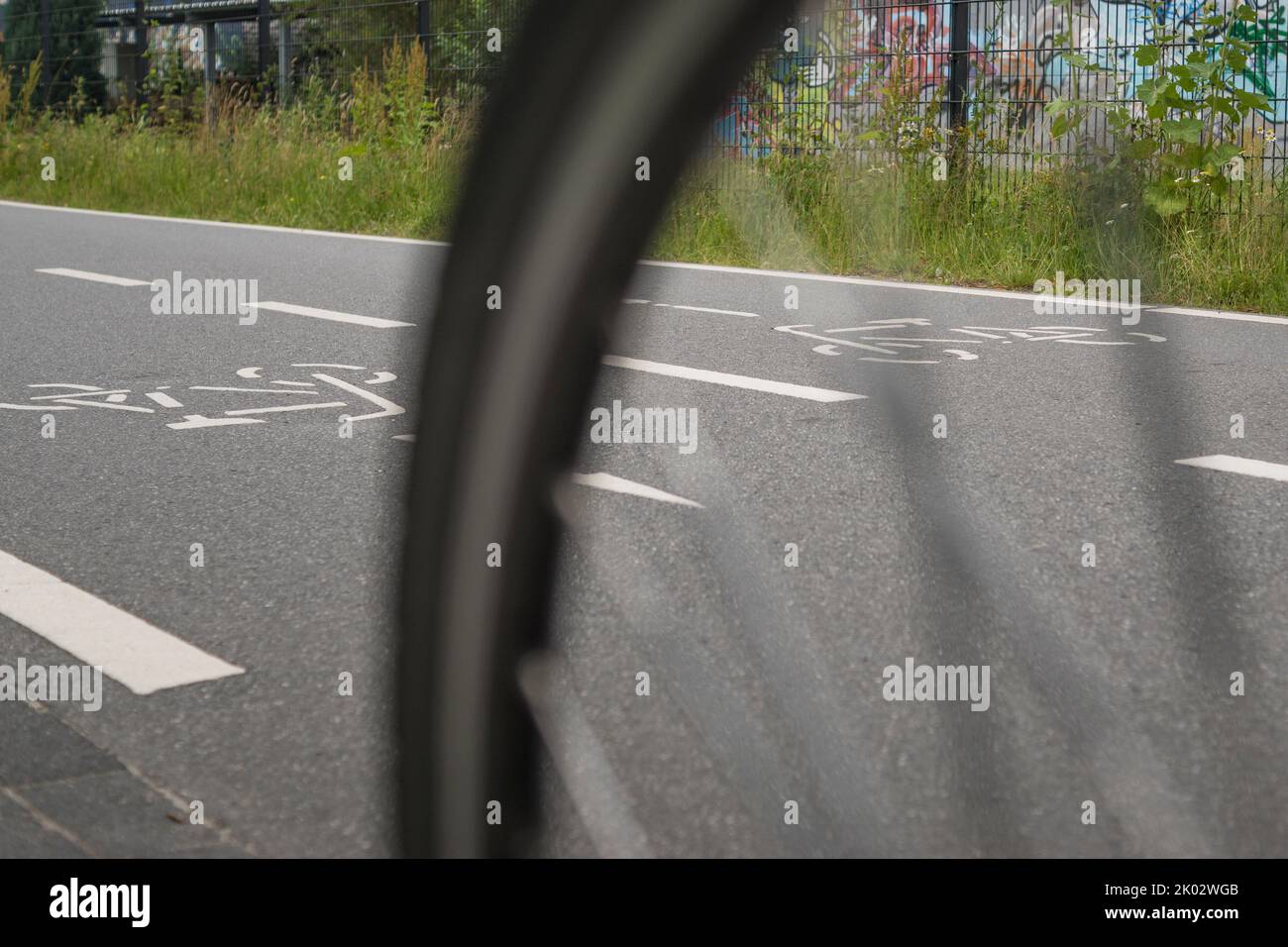 Fahrrad, Fahrradspeichen, Fokus im Hintergrund, Radweg, Großstadt, Urbanität, emissionsfrei Stockfoto