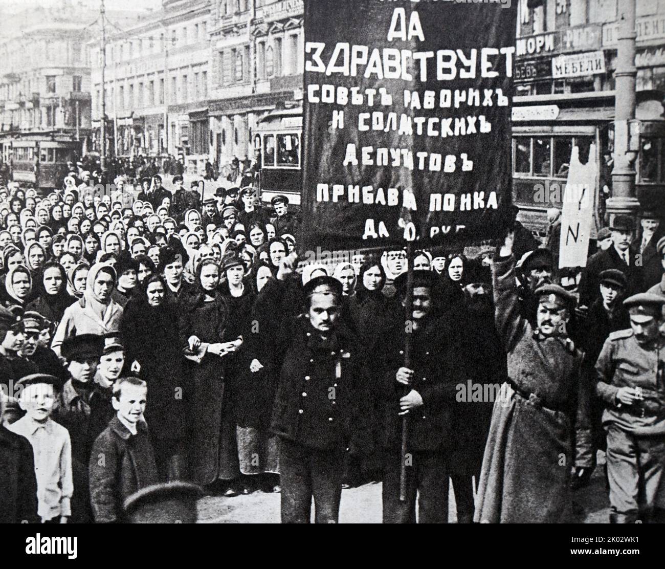 Demonstration der Arbeiter Petrograds in den Julitagen 1917. Foto von V. Bulla. Stockfoto