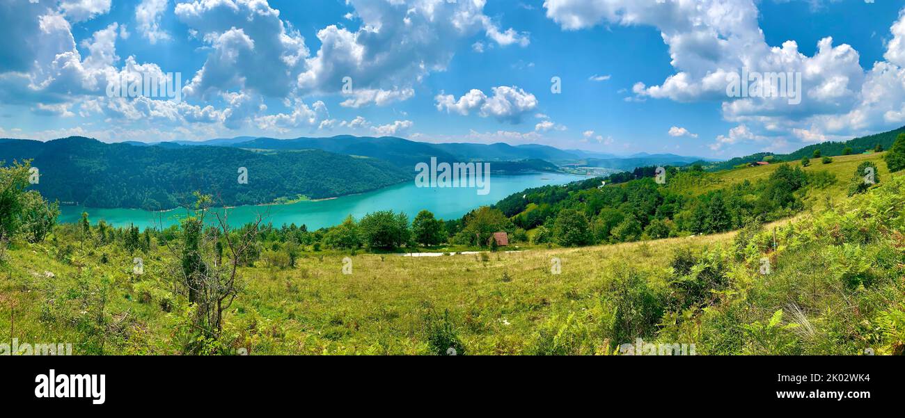Panoramablick auf den majestätischen See Zlatar bei Nova Varos, Serbien Stockfoto
