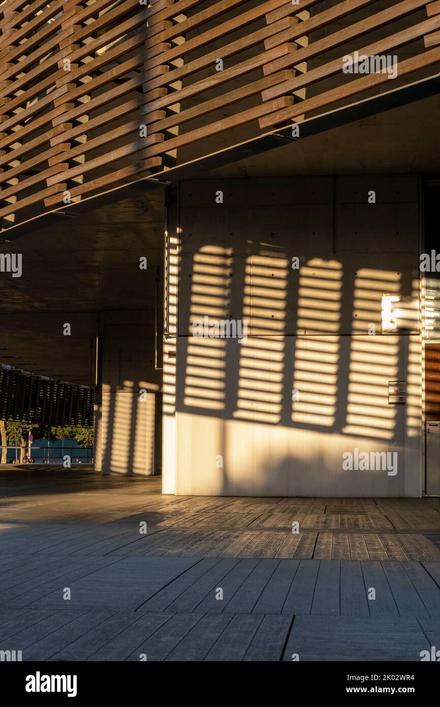 Fassade des Gebäudes des biomedizinischen Forschungsparks in der Stadt Barcelona, Spanien Stockfoto