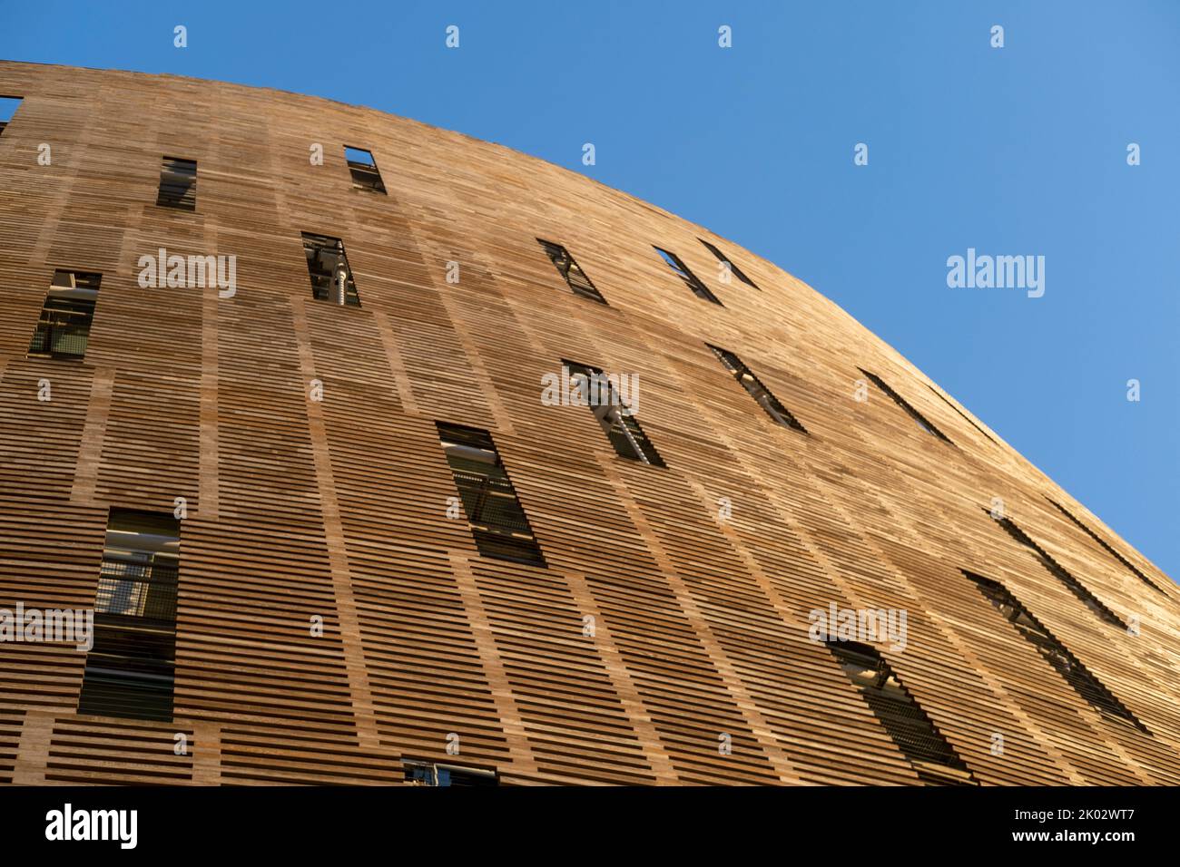 Fassade des Gebäudes des biomedizinischen Forschungsparks in der Stadt Barcelona, Spanien Stockfoto