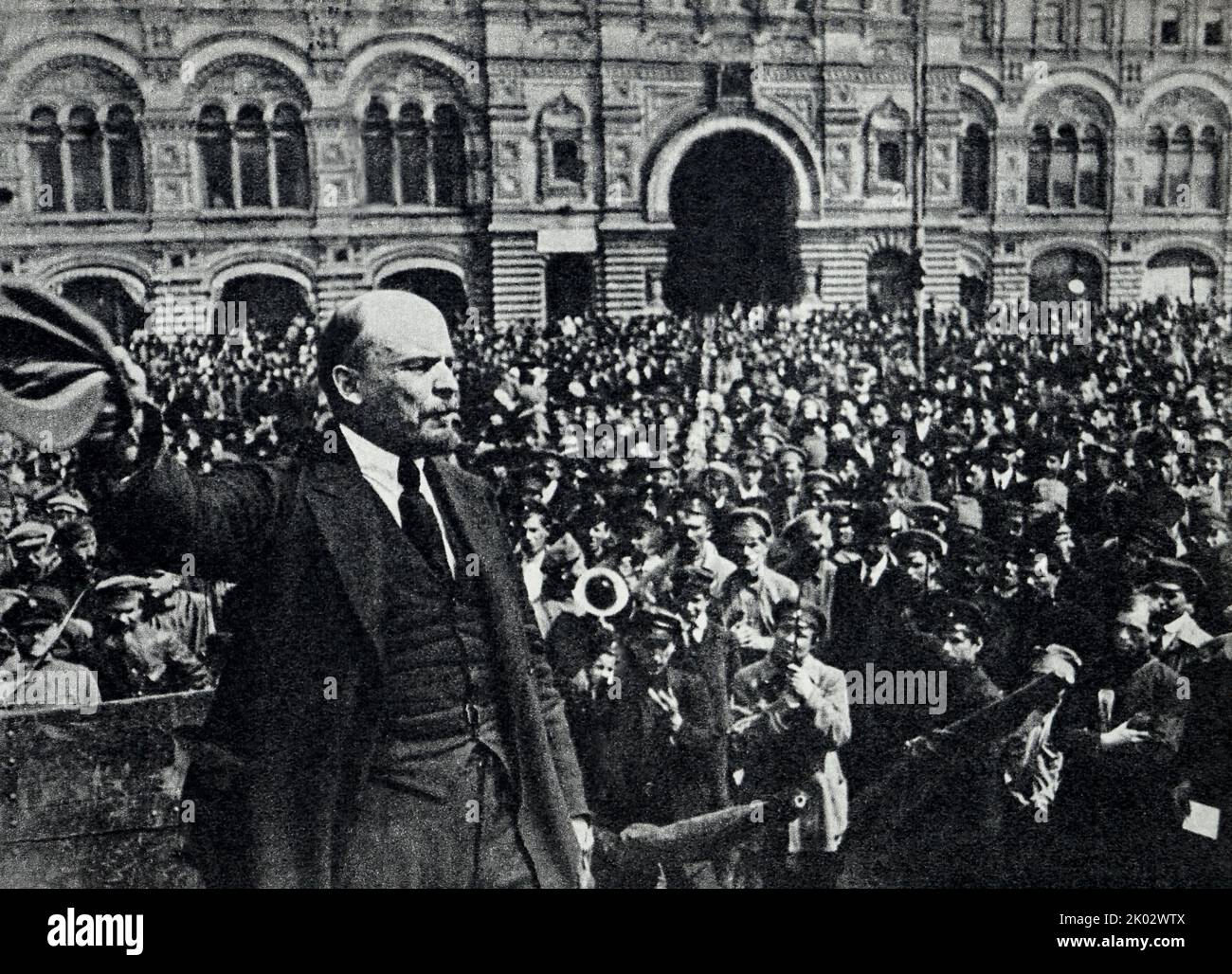 (Restauriert) Wladimir Lenin auf dem Roten Platz hält er eine Rede aus einem Auto an die allgemeinen militärischen Trainingstruppen. 1919, Mai 25. Moskau. Fotograf - K. A. Kuznetsov Stockfoto