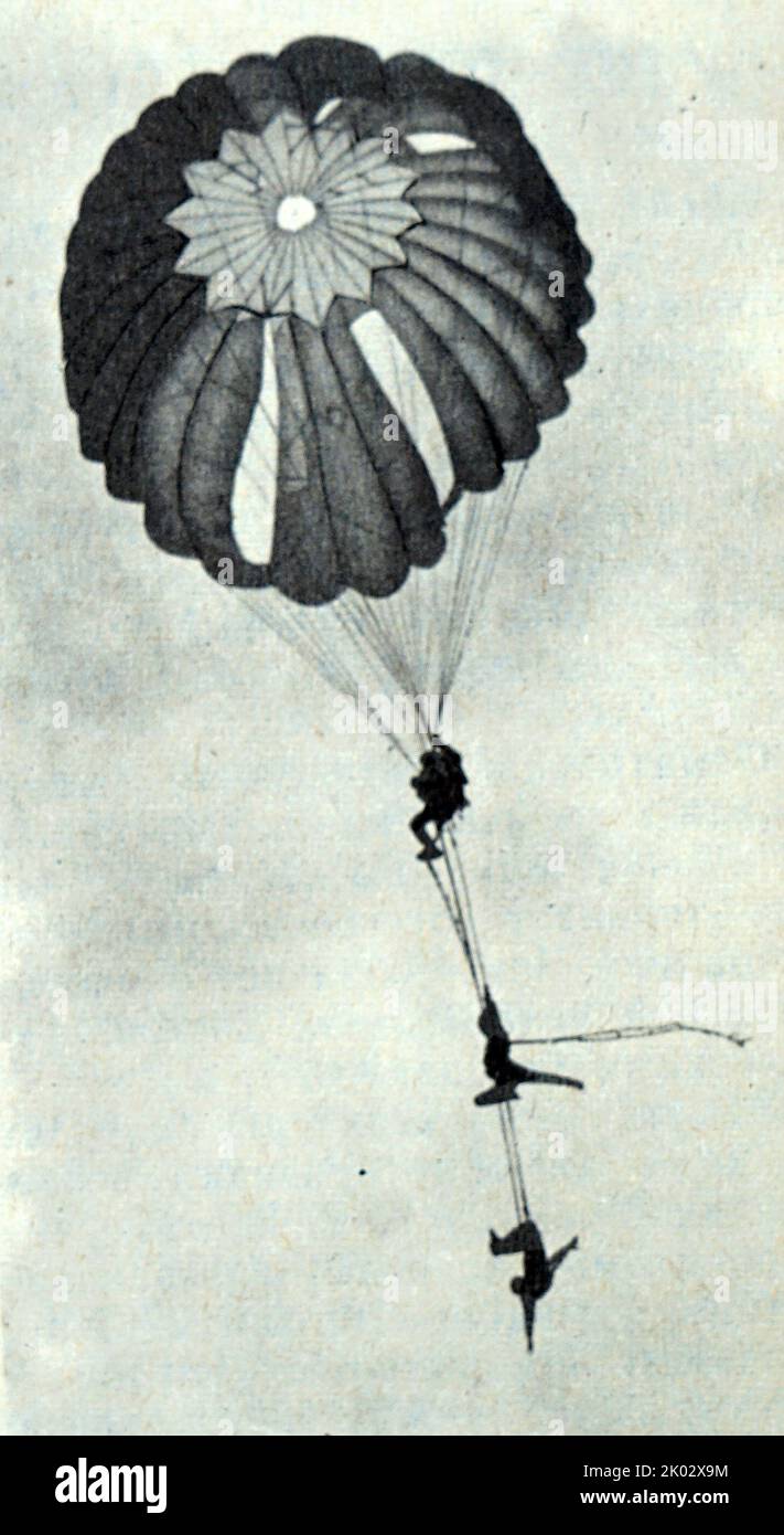 Akrobatische Performance "Russisches Etüde", aufgeführt bei der Weltmeisterschaft 1970 von den sowjetischen Fallschirmspringern Leonid Yachmenev, Maya Kostina, Anatoli Ossipov Stockfoto