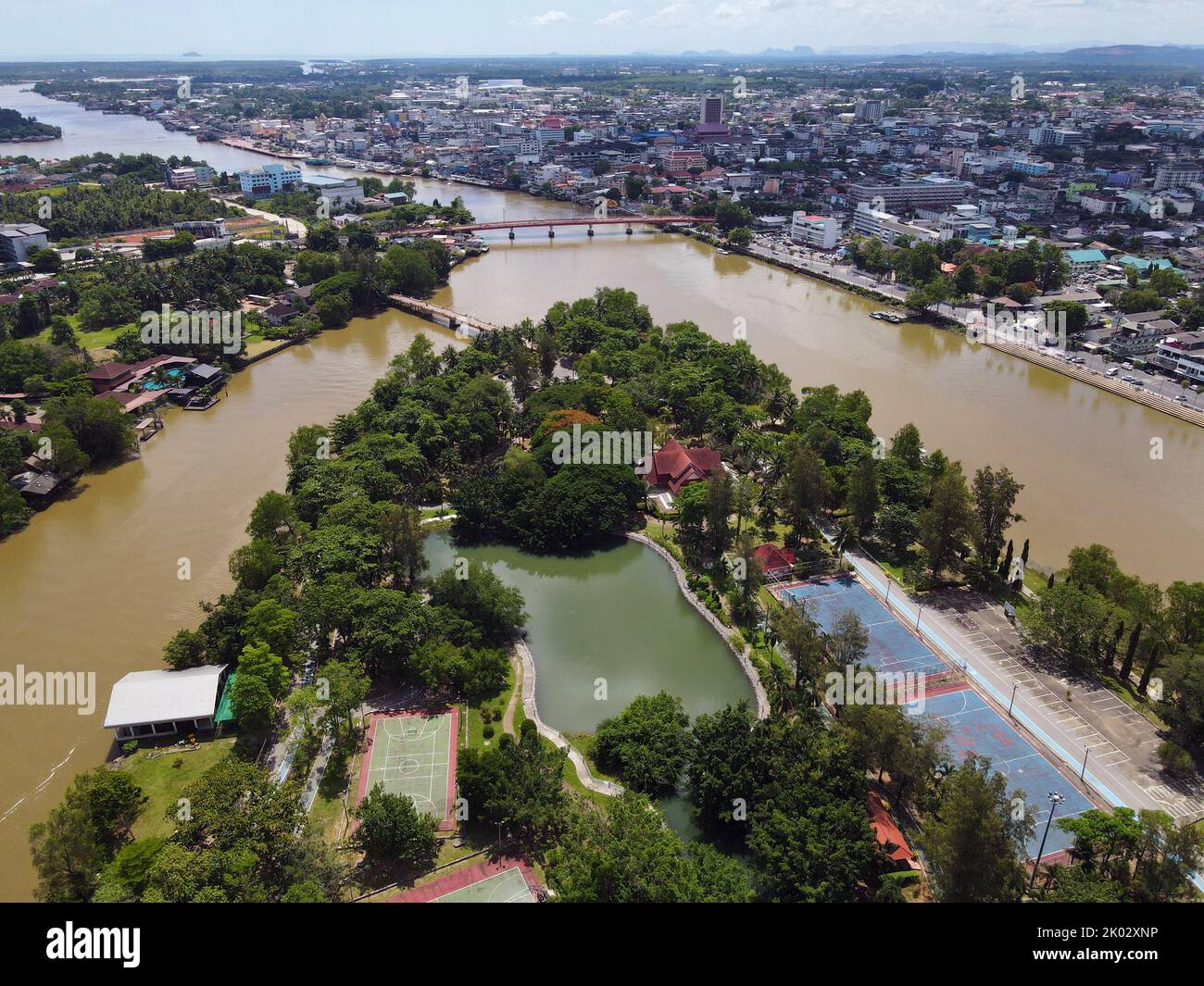 Eine Luftaufnahme der Insel Ko Lamphu, TAPI-Fluss in Surat Thani, Thailand mit einem Stadtbild im Hintergrund Stockfoto