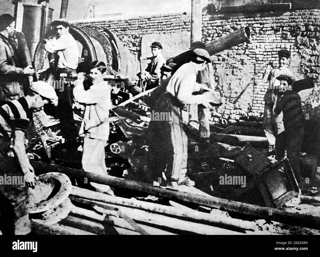 Komsomol Subbotnik (kollektive Säuberung). Eisenschrott auf dem Feld 6. in Baku sammeln. Sowjetunion. 1922 Stockfoto