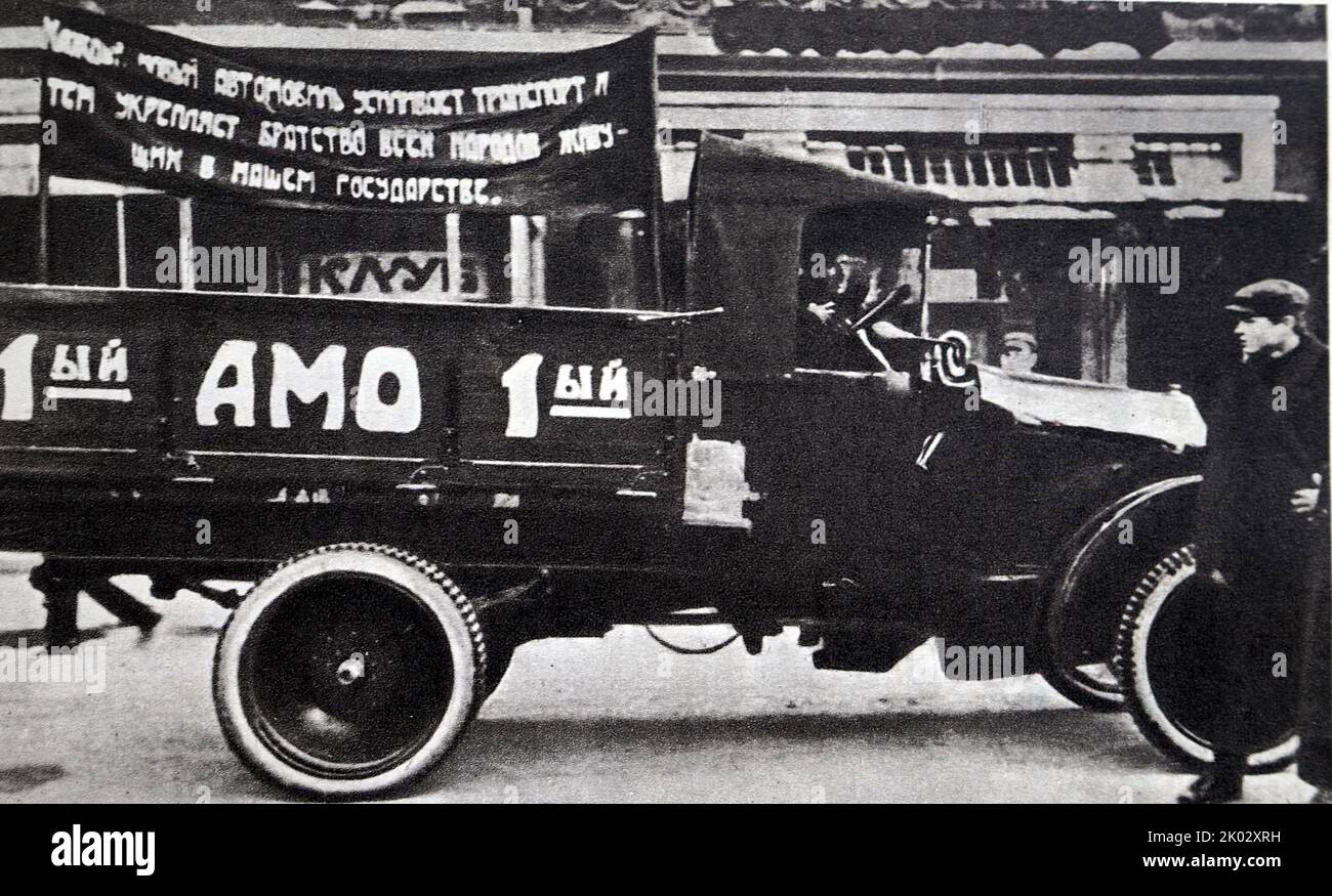 Der erste sowjetische AMO-Lastwagen, der am 7.. Jahrestag der Oktoberrevolution durch den Roten Platz fuhr. Moskau, 7. November 1924. Stockfoto