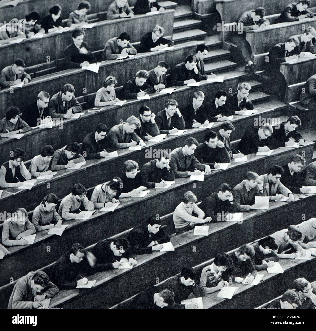 Wir geben die Zukunft Russlands mit Hoffnung an neue Generationen weiter. Wir erziehen unsere Jugend im Geiste des Respekts für die Arbeit. Stockfoto