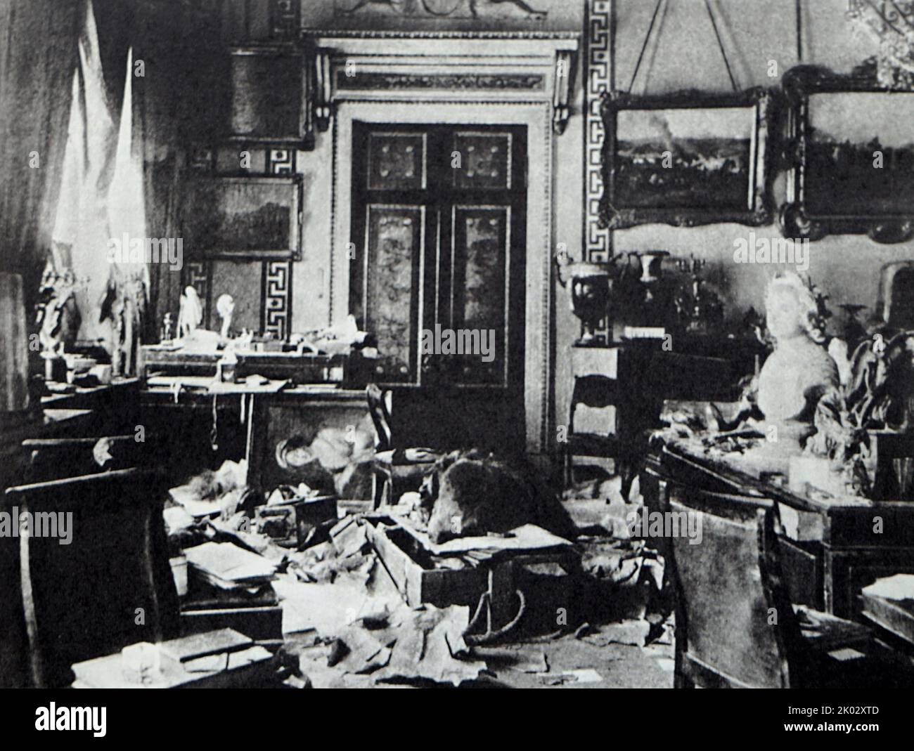 Studienraum von Alexander II. Nach dem Angriff auf den Winterpalast am 26. Oktober 1917. Foto von K. Kubesch. Stockfoto