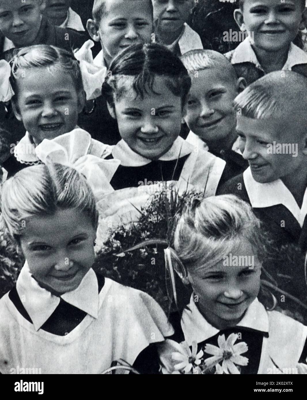 Wir geben die Zukunft Russlands mit Hoffnung an neue Generationen weiter. Wir erziehen unsere Jugend im Geiste des Respekts für die Arbeit. Stockfoto