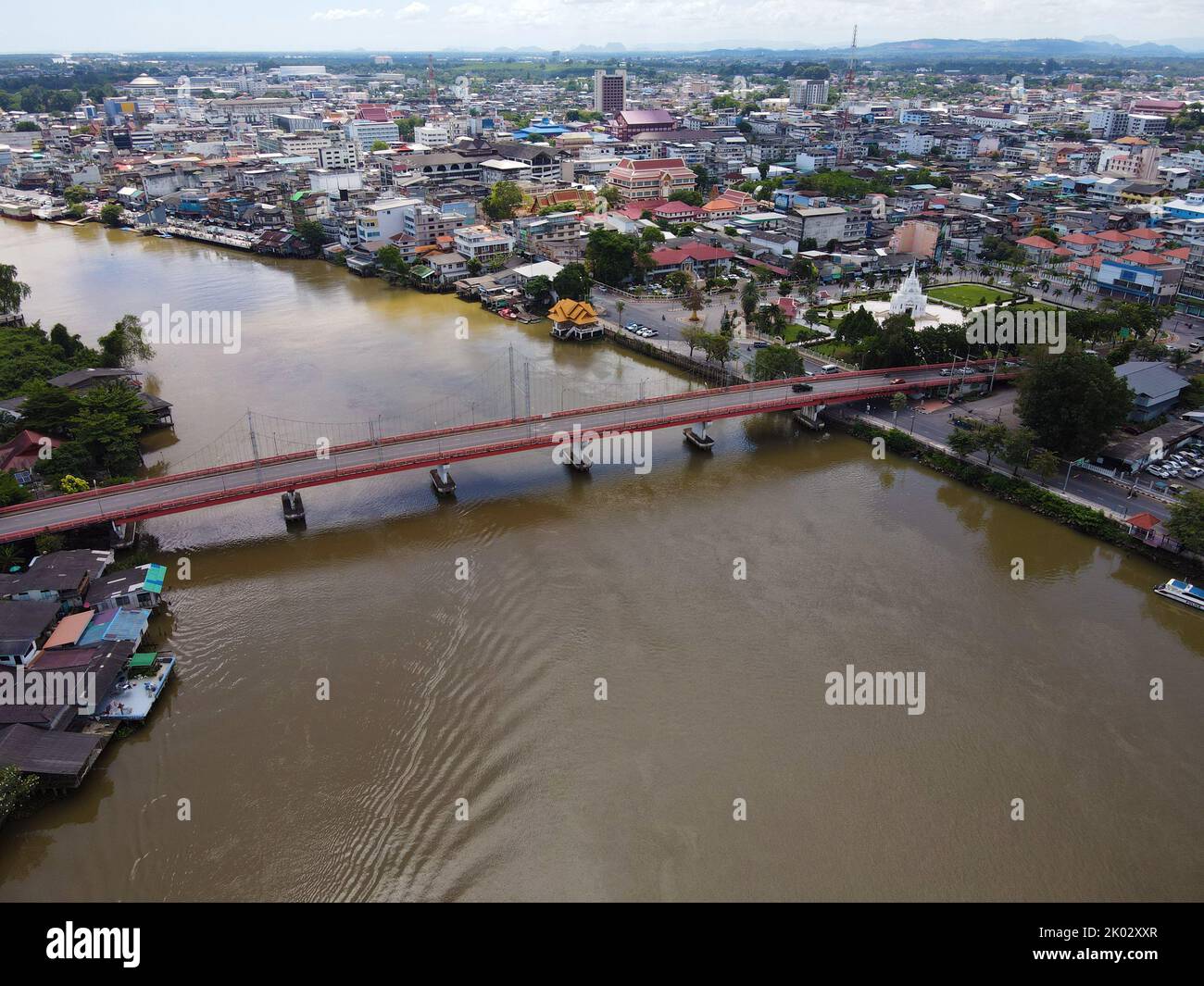 Eine Luftaufnahme einer Brücke, die Ko Lamphu Insel, TAPI Fluss in Surat Thani, Thailand, mit einem Stadtbild im Hintergrund verbindet Stockfoto