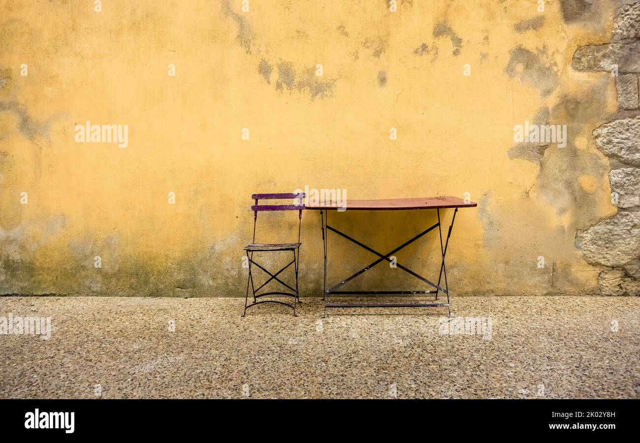 Stuhl und Tisch in Peyriac de Mer. Die Gemeinde liegt im Regionalen Naturpark Narbonnaise en Méditerranée. Stockfoto