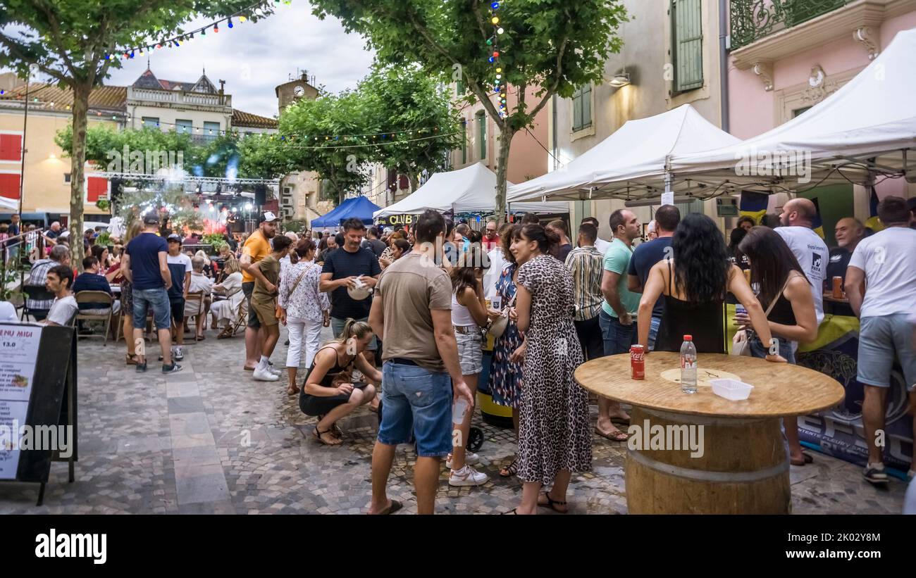Dorffest Fiesta y Bandas in Coursan im Sommer. Stockfoto