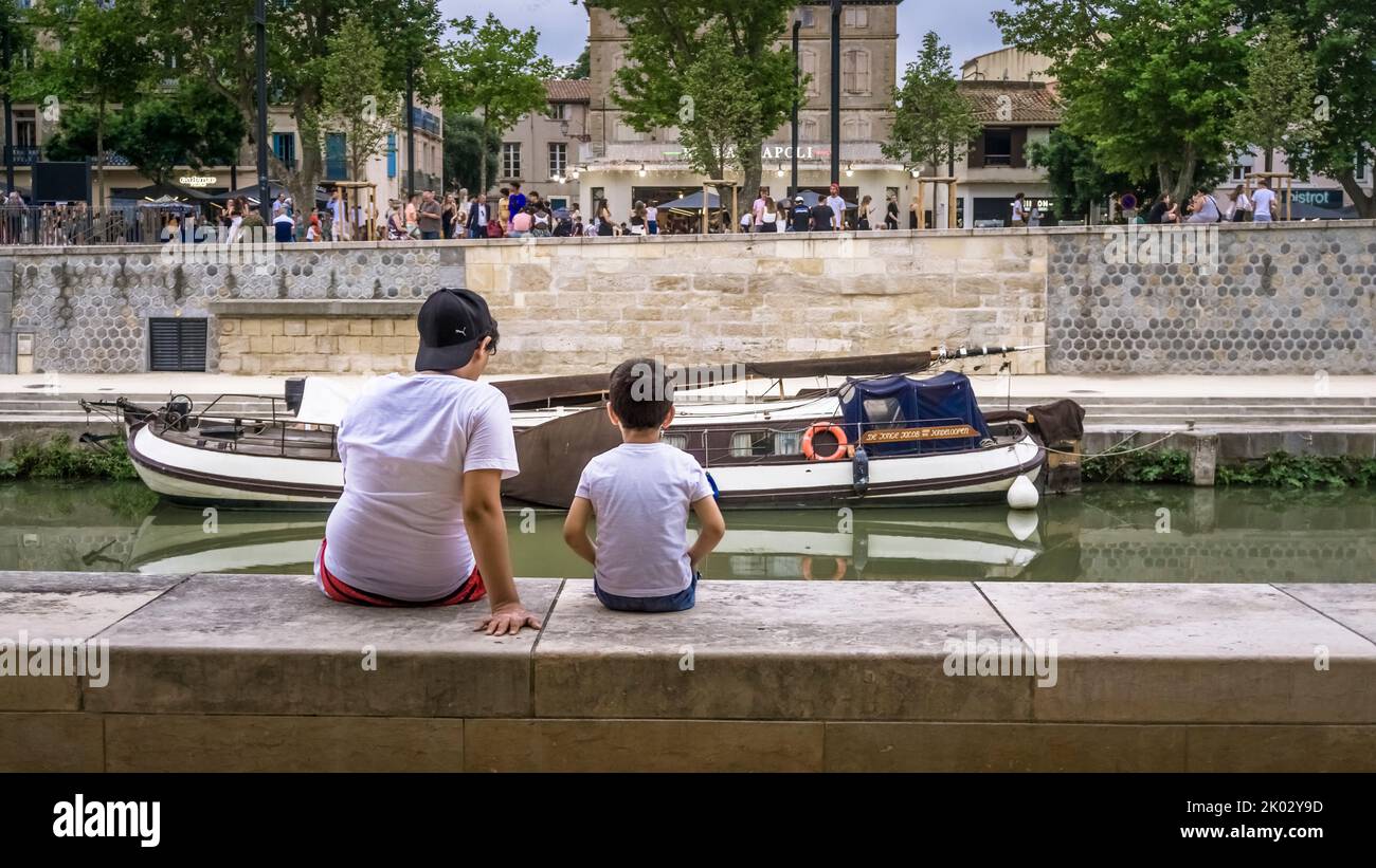 Zwei Kinder am Canal de la Robine während der Fête de la Musique in Narbonne. Stockfoto