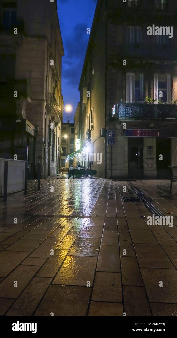 Cours de la République in Narbonne bei Regen. Stockfoto