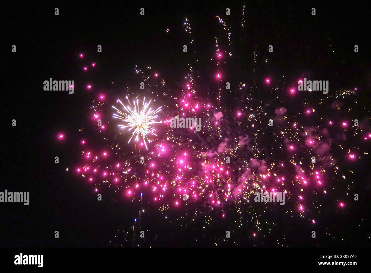14. Juli Feuerwerk in Coursan, Nationalfeiertag, Sturm auf die Bastille Stockfoto