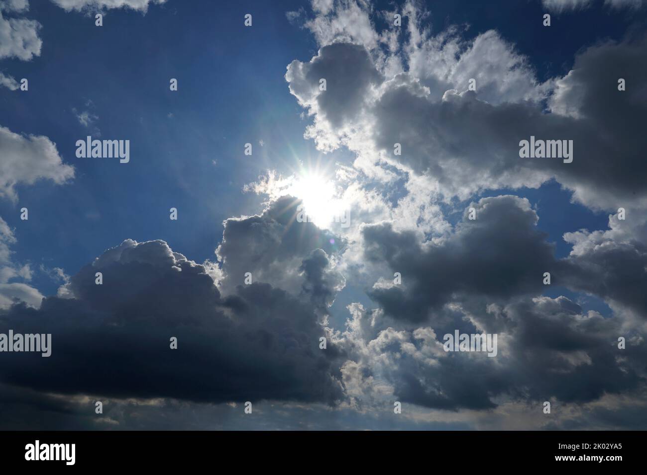 Deutschland, Bayern, Oberbayern, Landkreis Altötting, Wolkenbildung, Sonne hinter dunklen Regenwolken, Nimbostratus Stockfoto