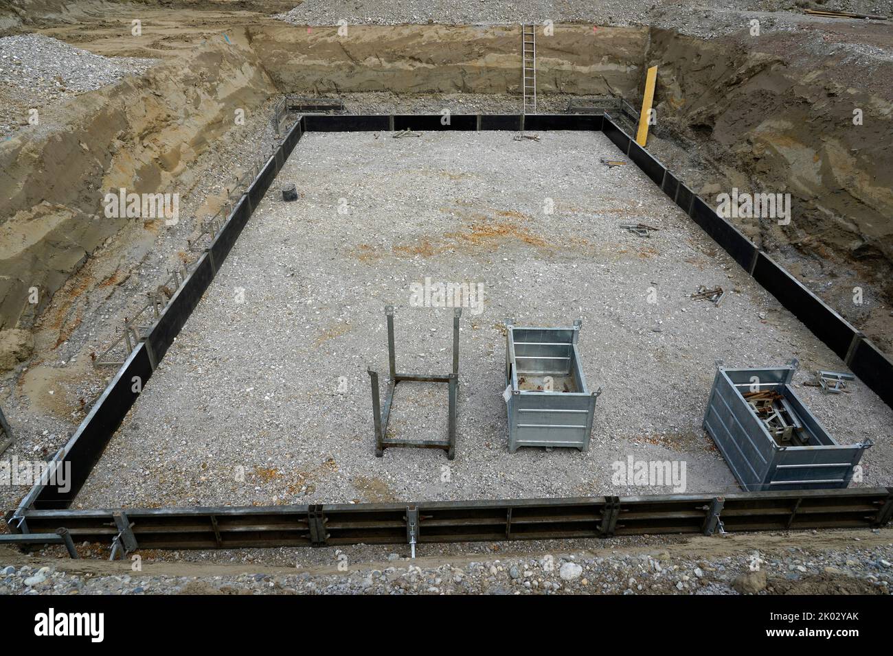 Deutschland, Bayern, Oberbayern, Baustelle, Einfamilienhaus, Ausgehobene Baugrube, Schalung für die Bodenplatte Stockfoto