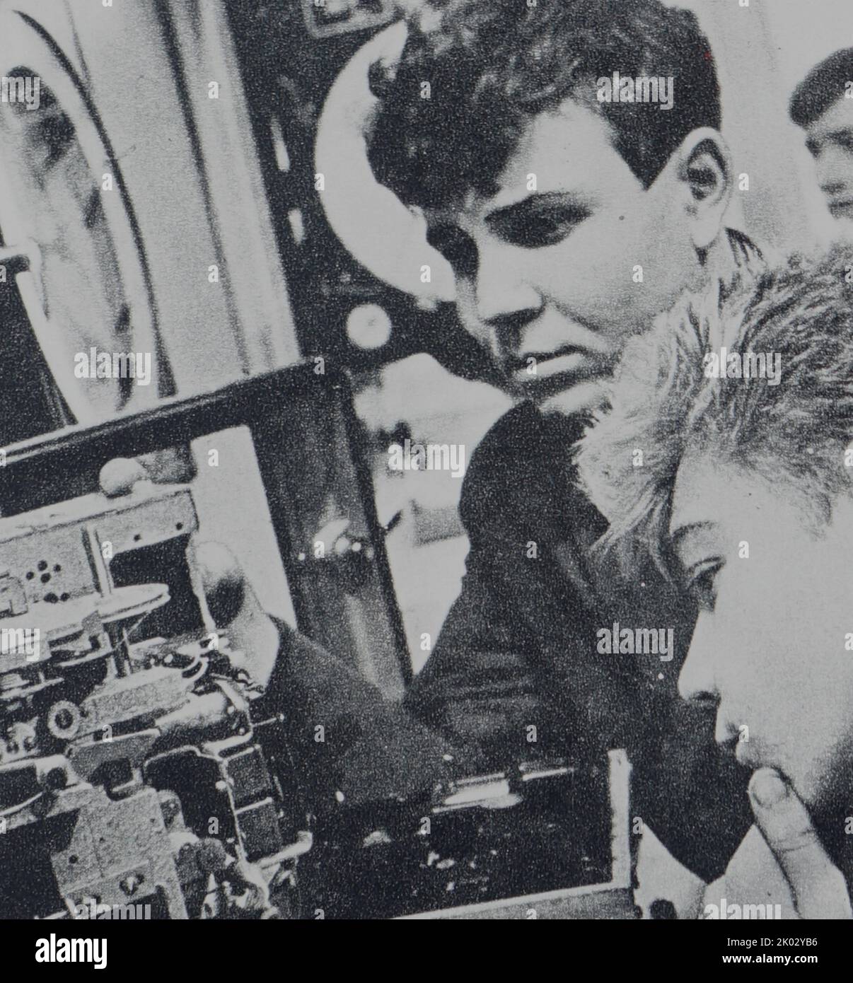 Wir geben die Zukunft Russlands mit Hoffnung an neue Generationen weiter. Wir erziehen unsere Jugend im Geiste des Respekts für die Arbeit. Stockfoto