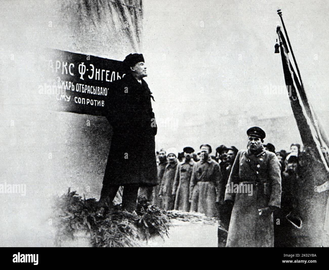 Wladimir Lenin hält eine Rede bei der Eröffnung eines temporären Denkmals für K. Marx und F. Engels auf dem Voskresenskaya-Platz (heute Revolutionsplatz). 1918, Moskau. Stockfoto