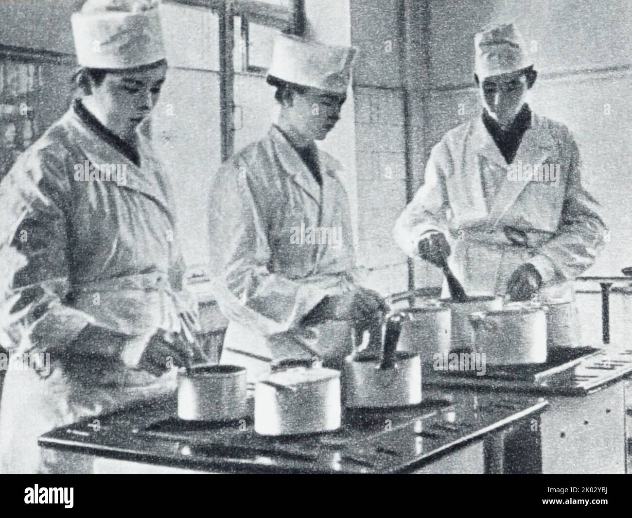 Wir geben die Zukunft Russlands mit Hoffnung an neue Generationen weiter. Wir erziehen unsere Jugend im Geiste des Respekts für die Arbeit. Stockfoto