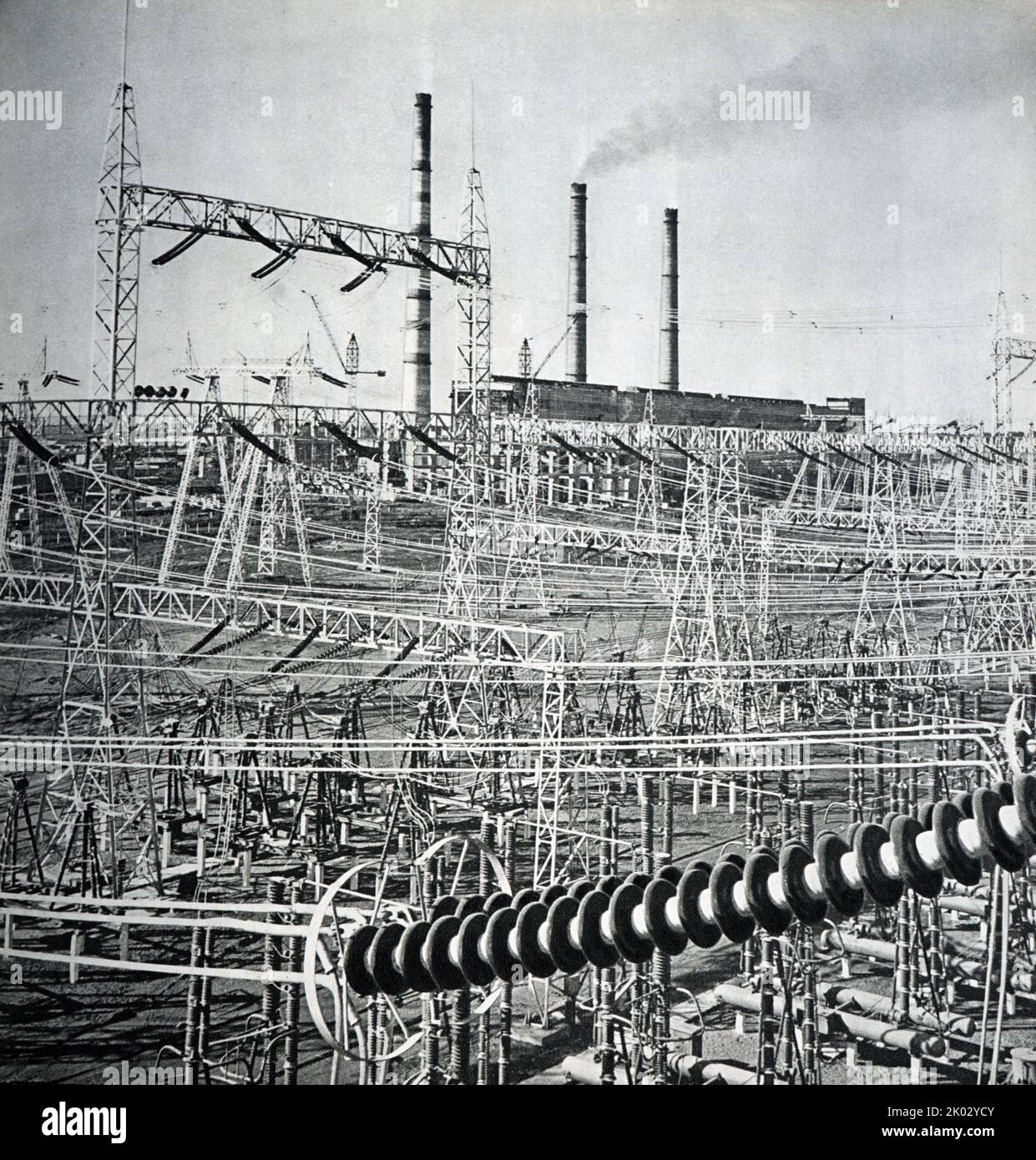 Wasserkraftwerk, das in der UdSSR um 1962 errichtet wird. Stockfoto