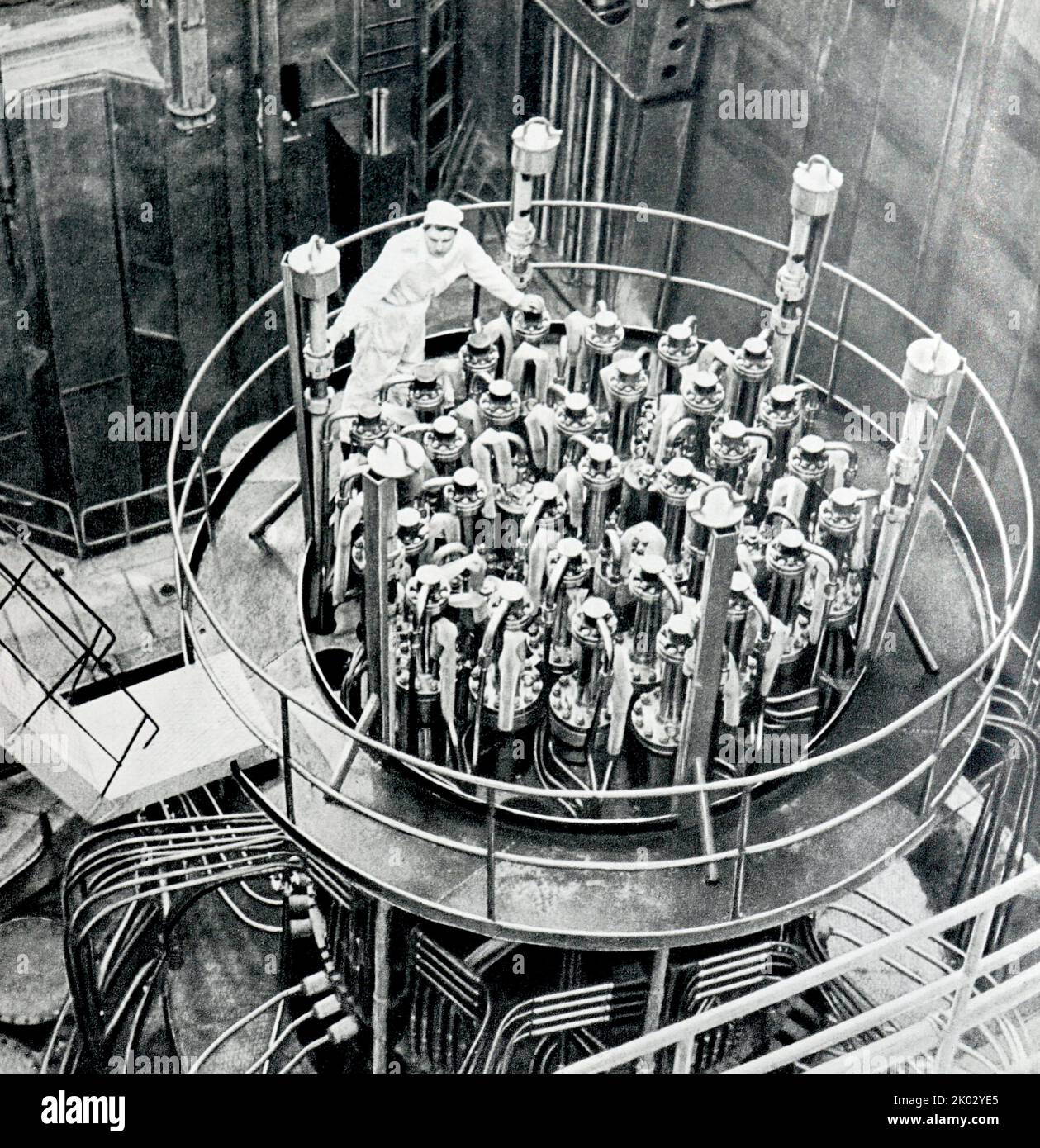 Wasserkraftwerk, das in der UdSSR um 1962 errichtet wird. Stockfoto